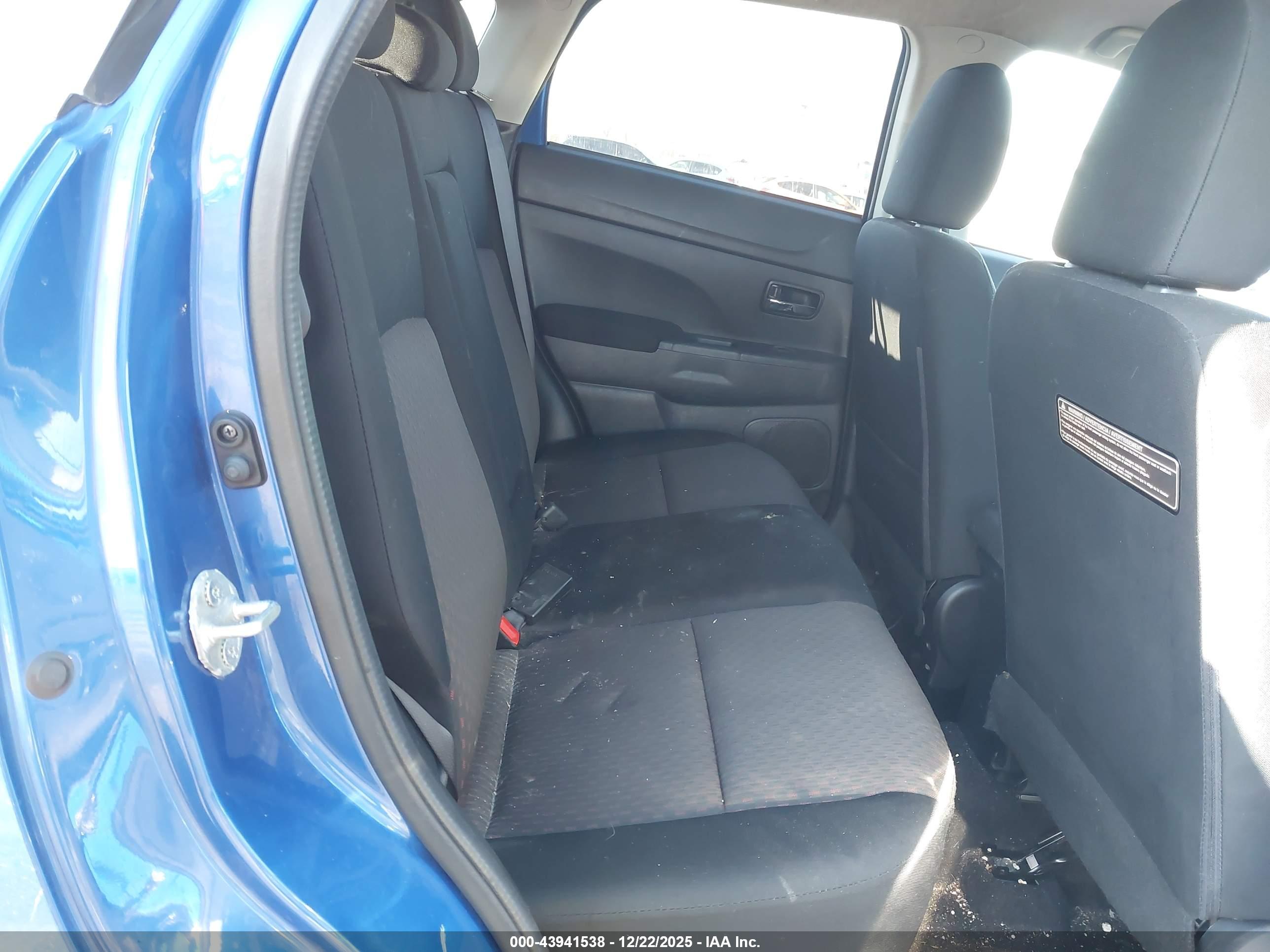 MITSUBISHI OUTLANDER image 8
