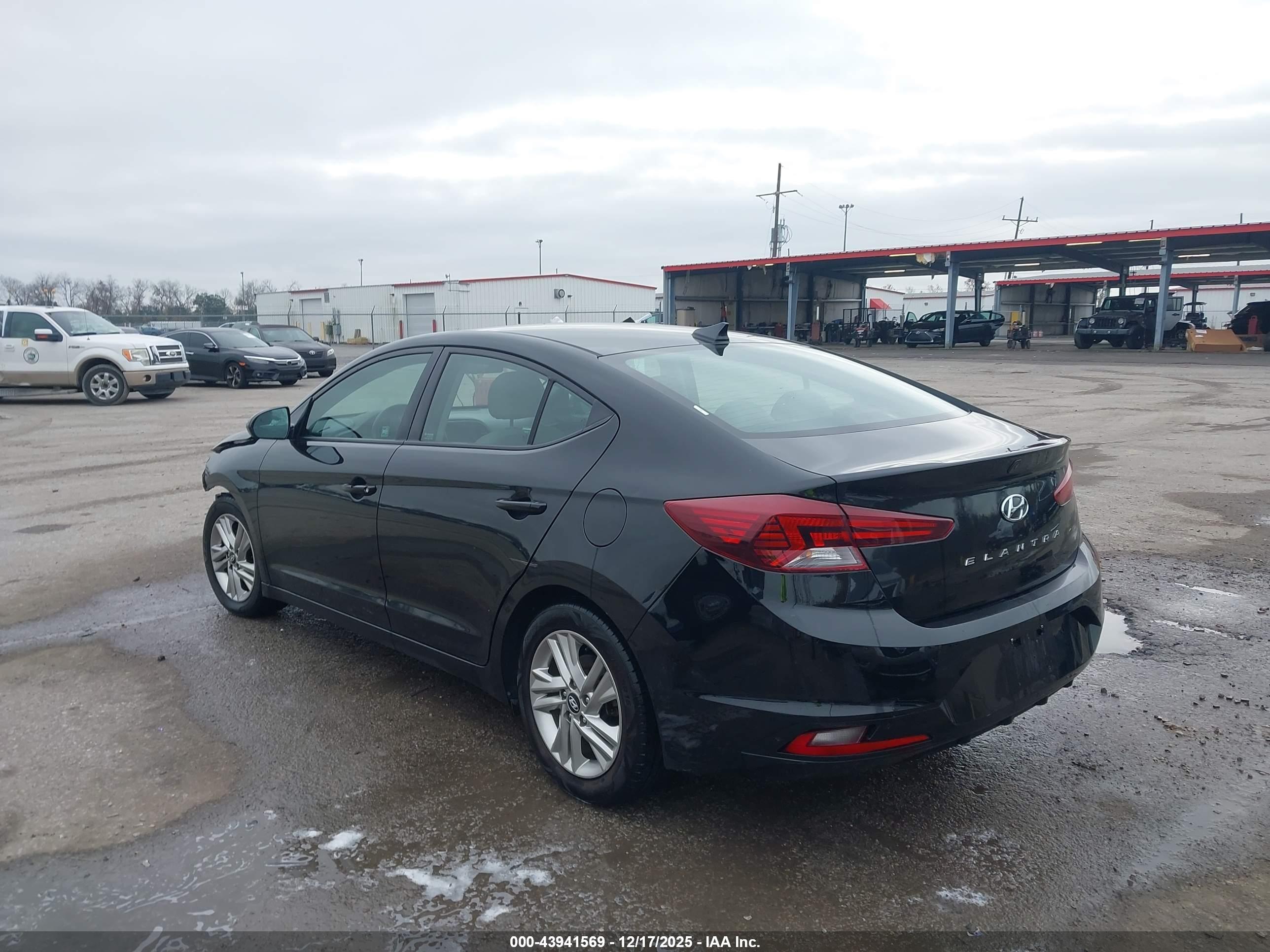 HYUNDAI ELANTRA image 3