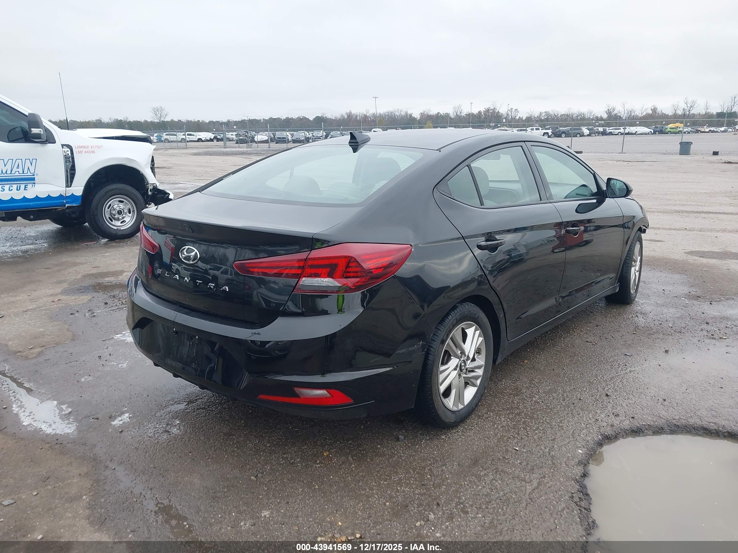 HYUNDAI ELANTRA image 4