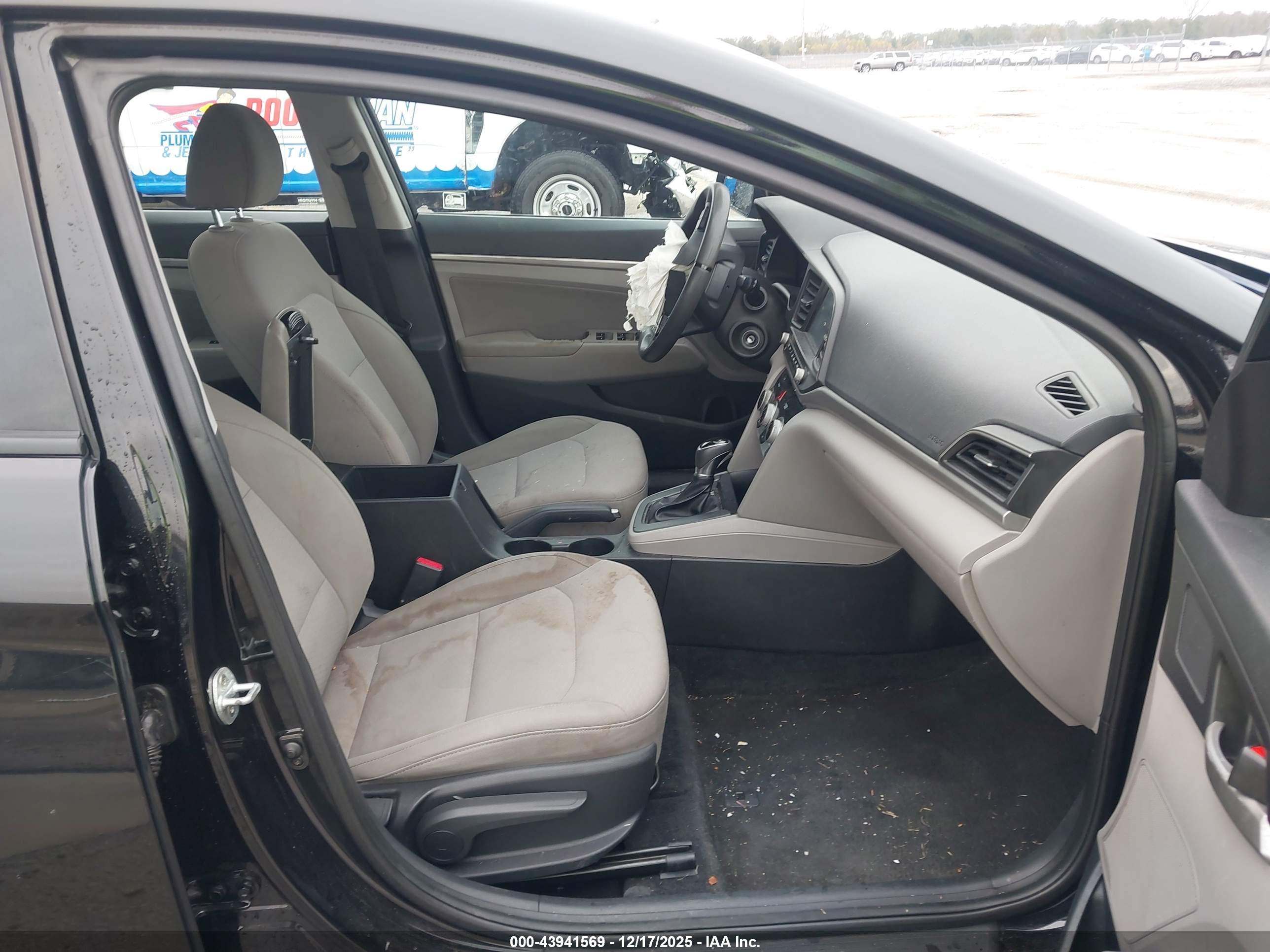 HYUNDAI ELANTRA image 5
