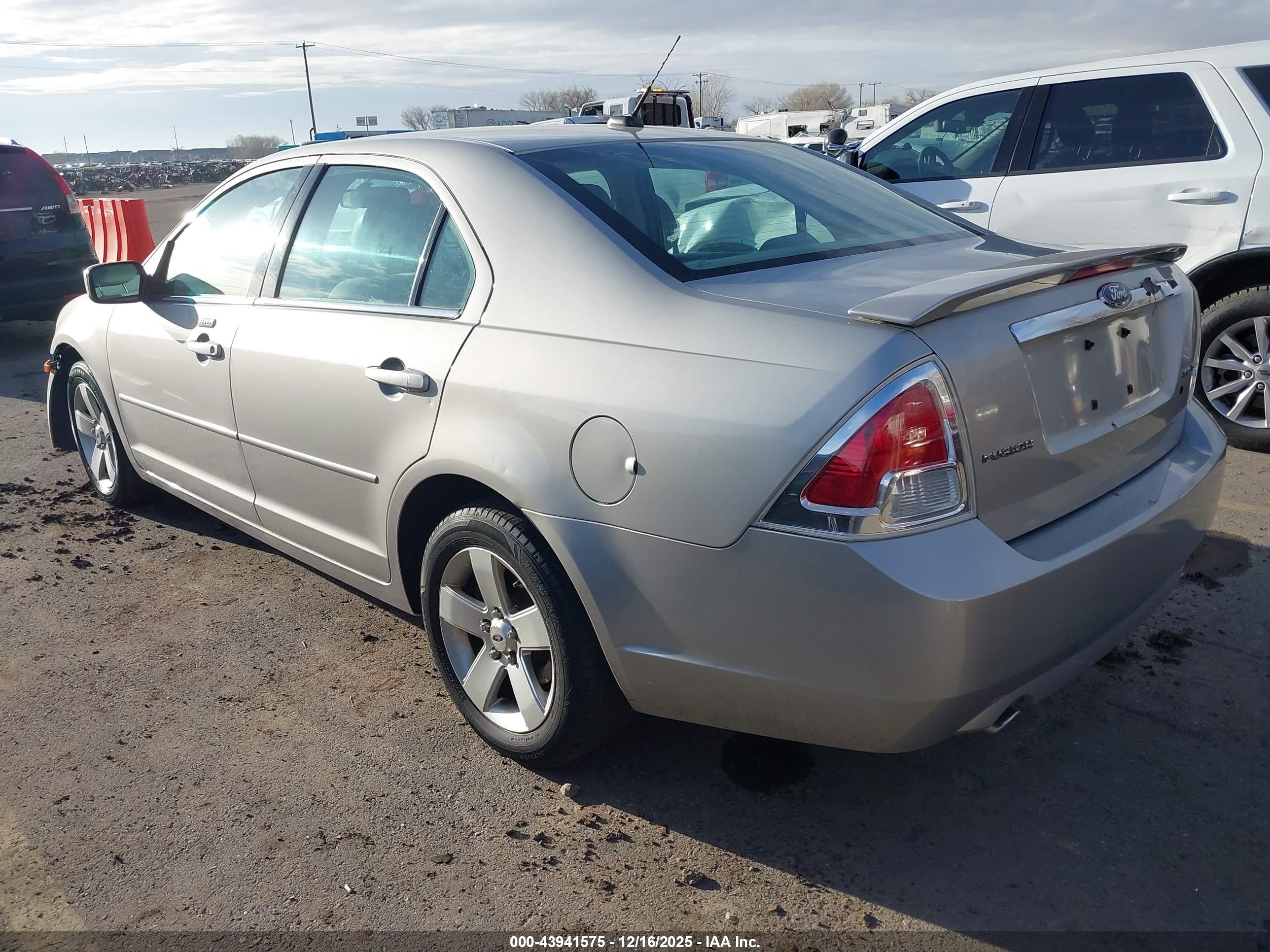 FORD FUSION image 3