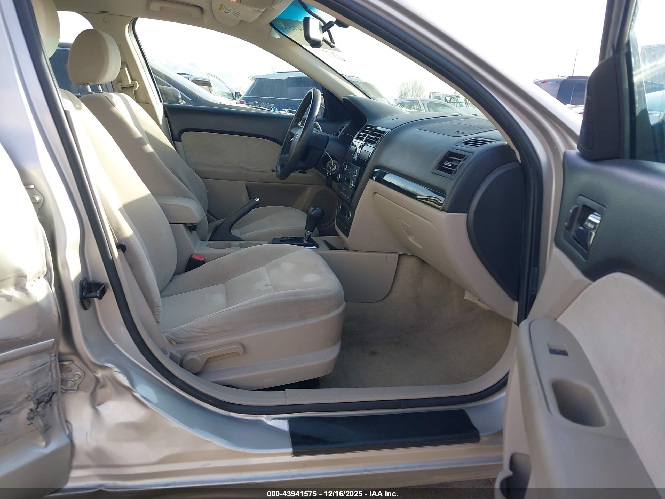 FORD FUSION image 5