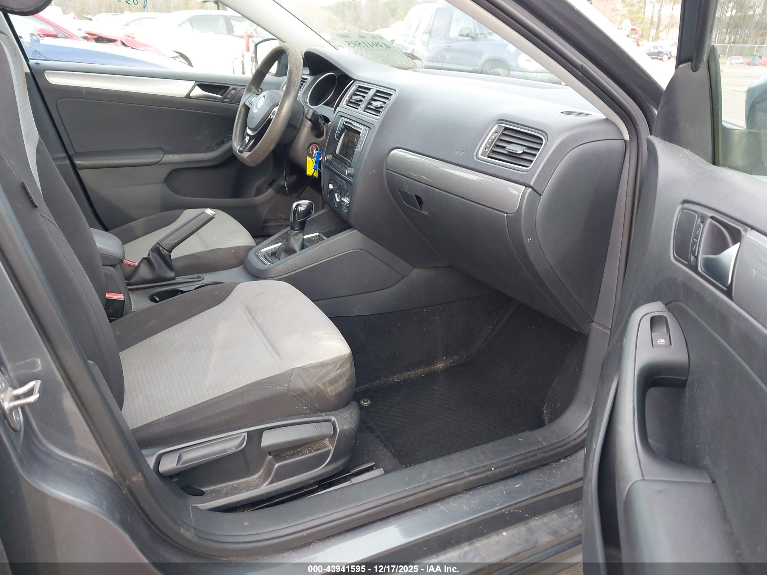 VOLKSWAGEN JETTA image 5