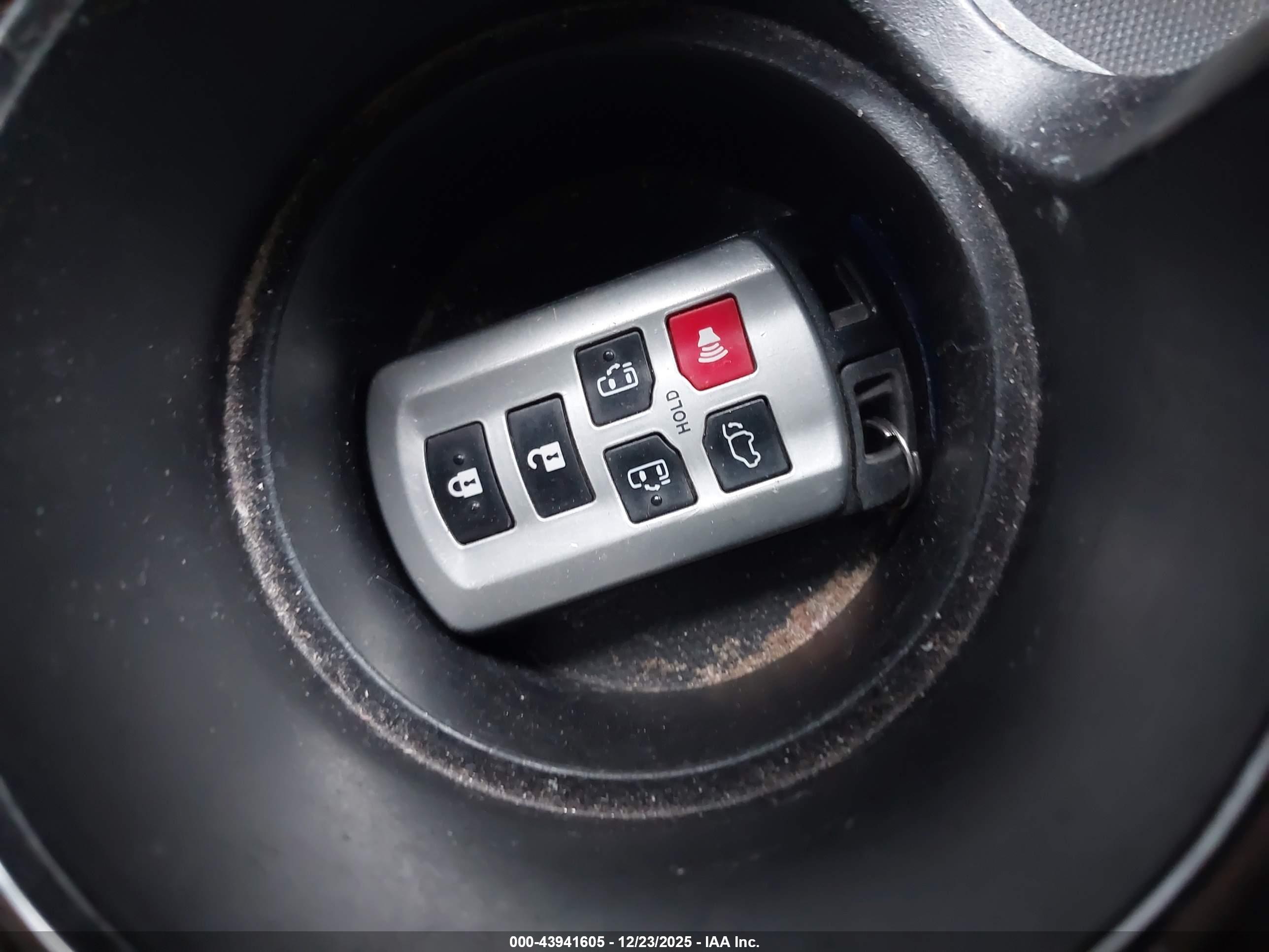 TOYOTA SIENNA image 11
