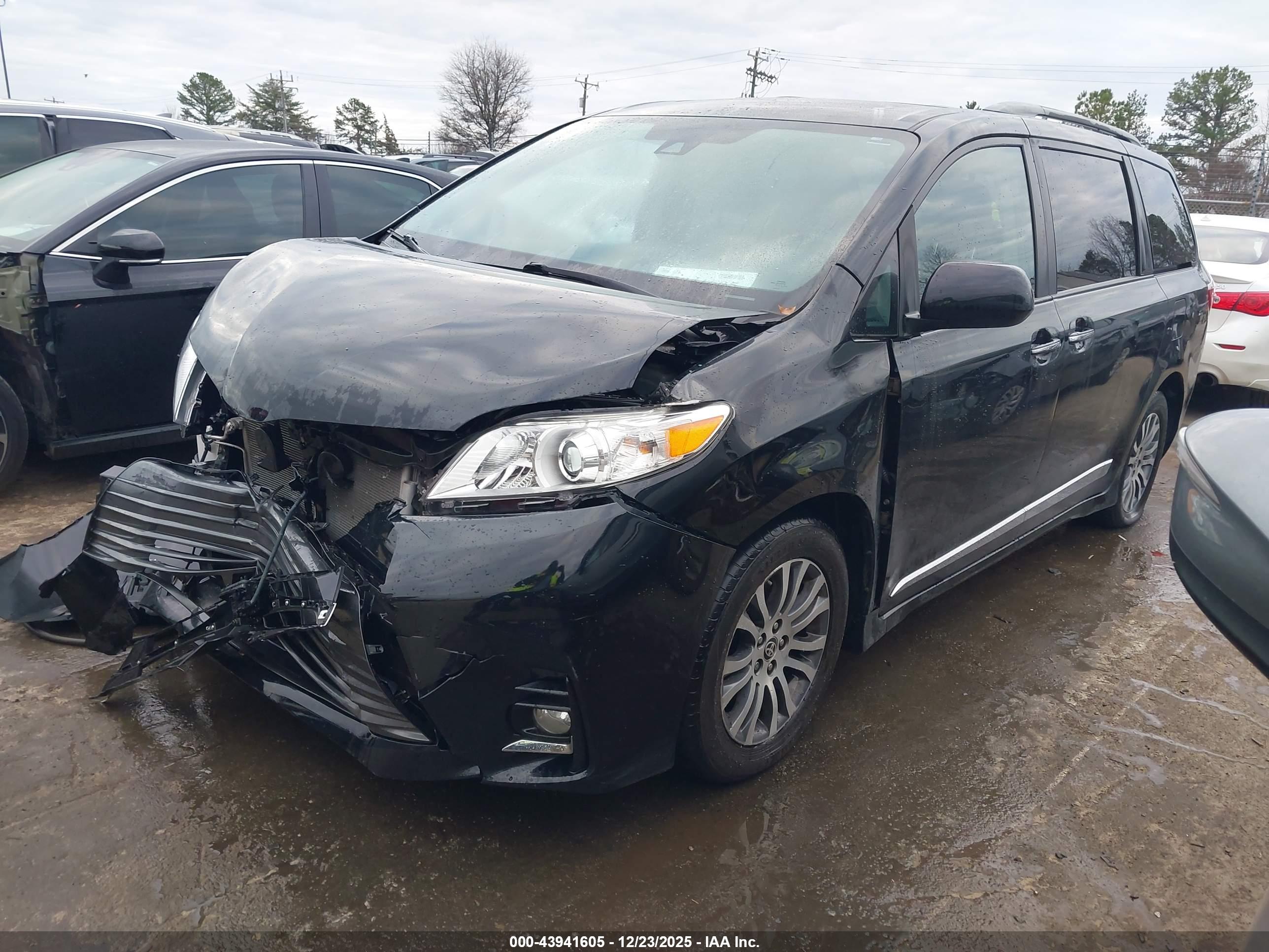 TOYOTA SIENNA image 2