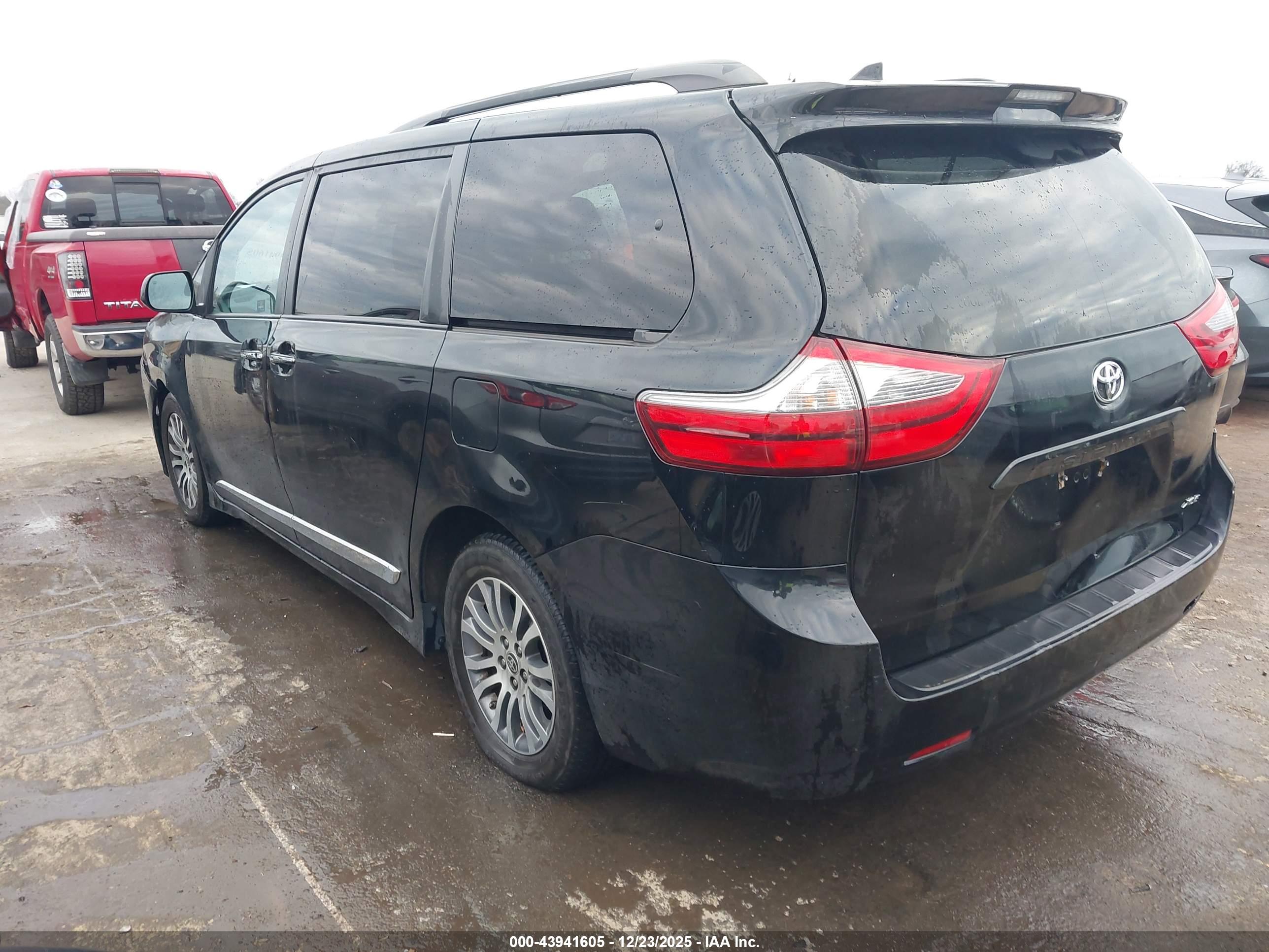 TOYOTA SIENNA image 3