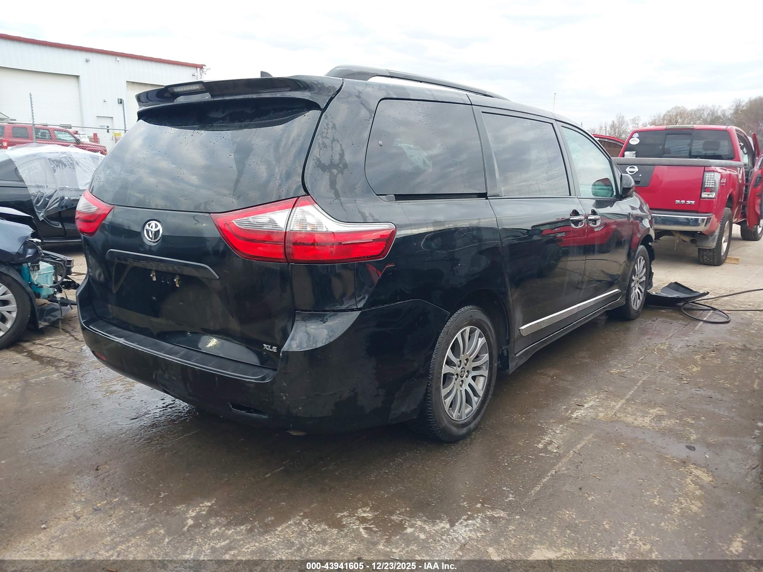 TOYOTA SIENNA image 4