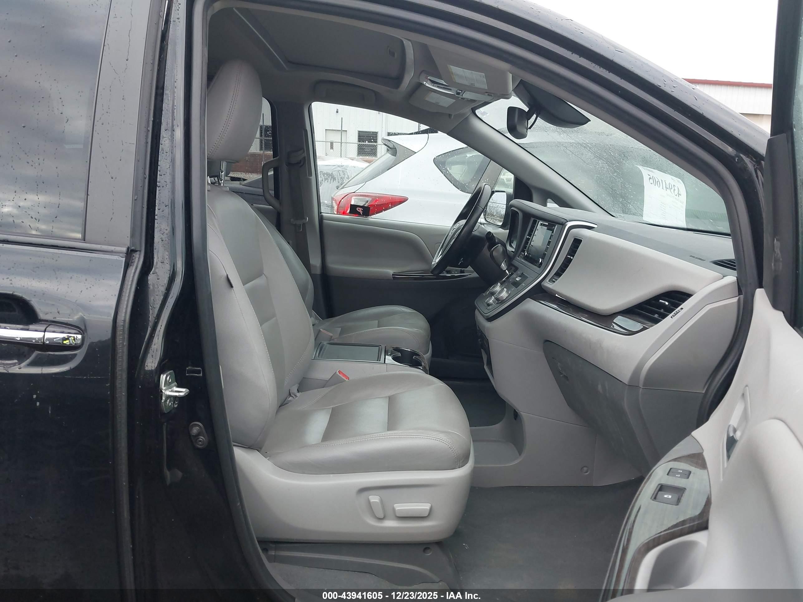 TOYOTA SIENNA image 5