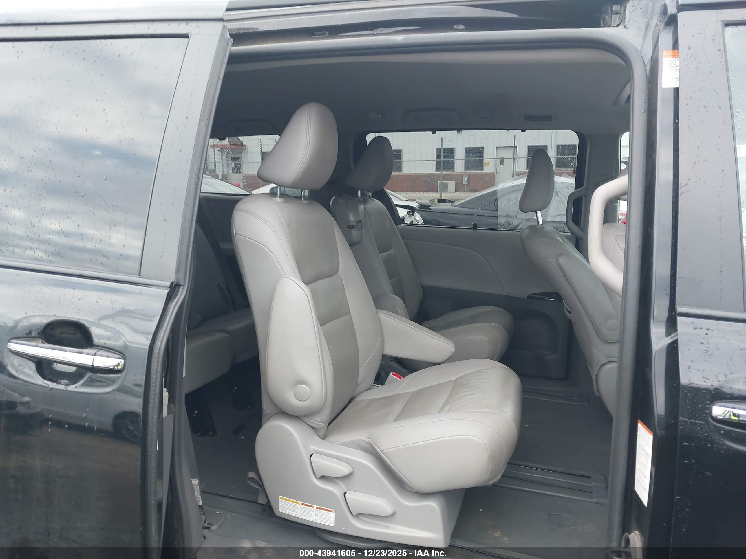 TOYOTA SIENNA image 8