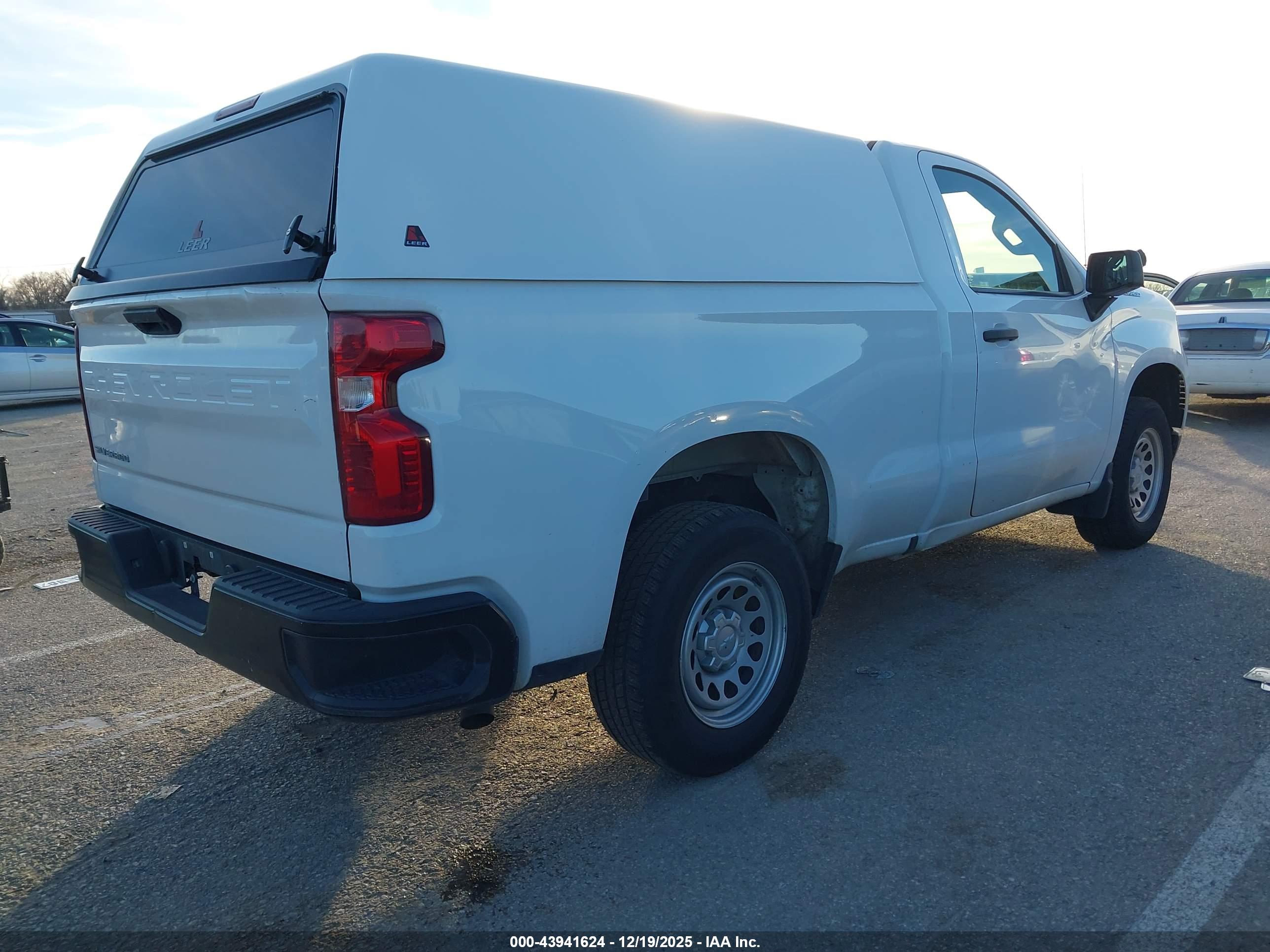 CHEVROLET SILVERADO image 4