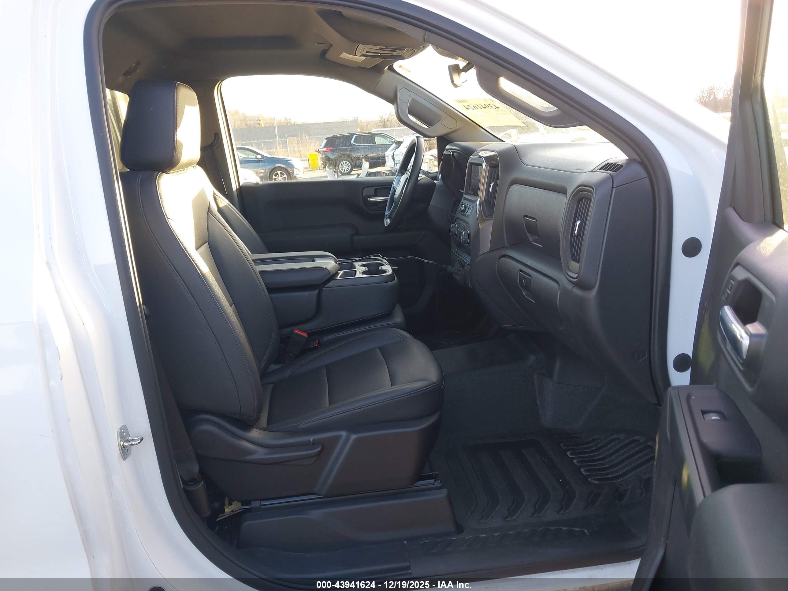 CHEVROLET SILVERADO image 5