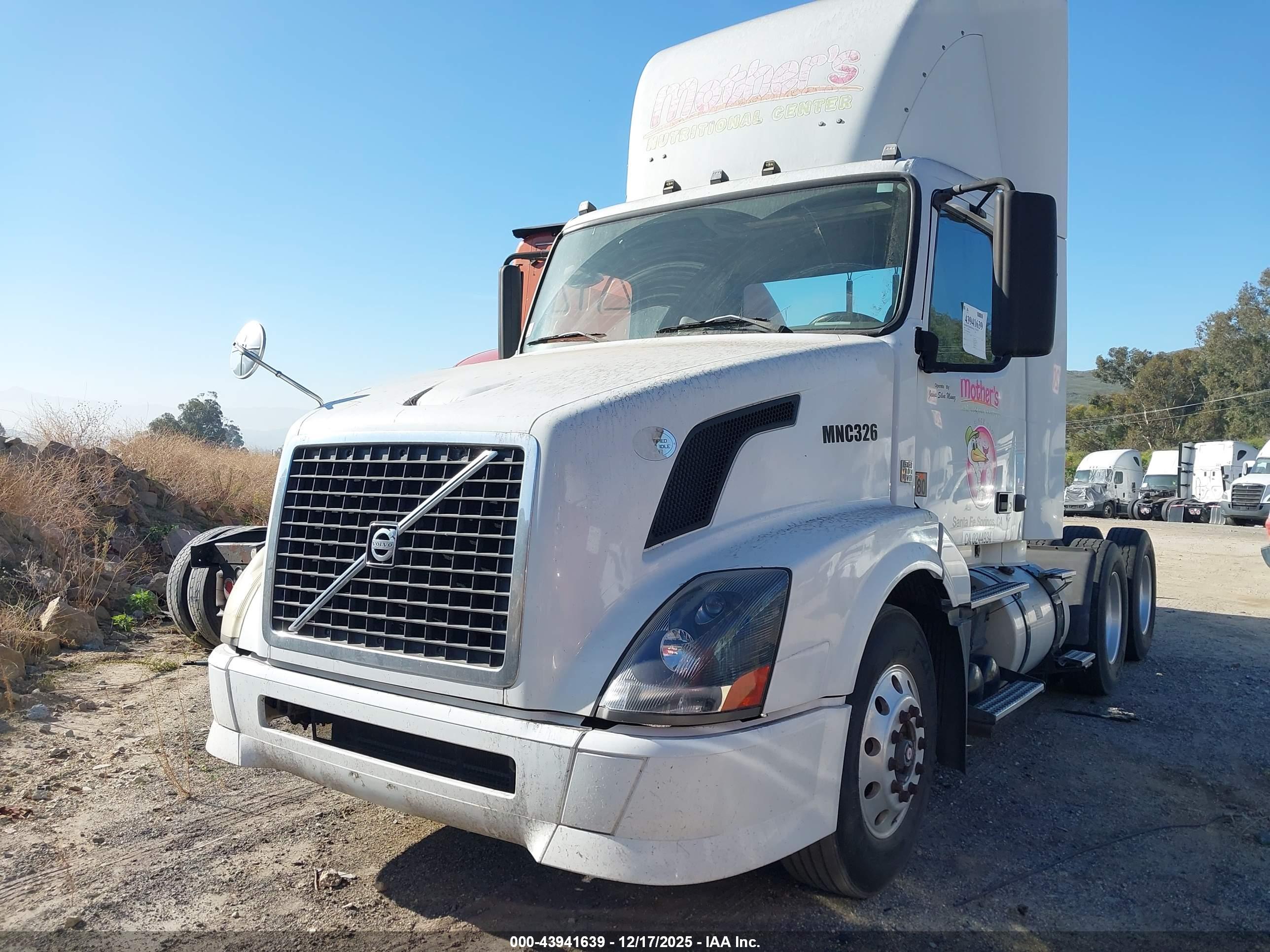 VOLVO VN image 2