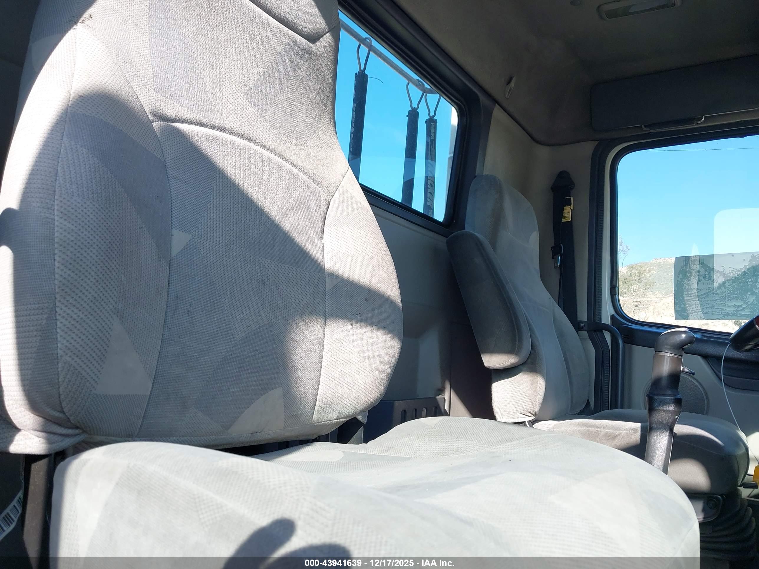VOLVO VN image 7