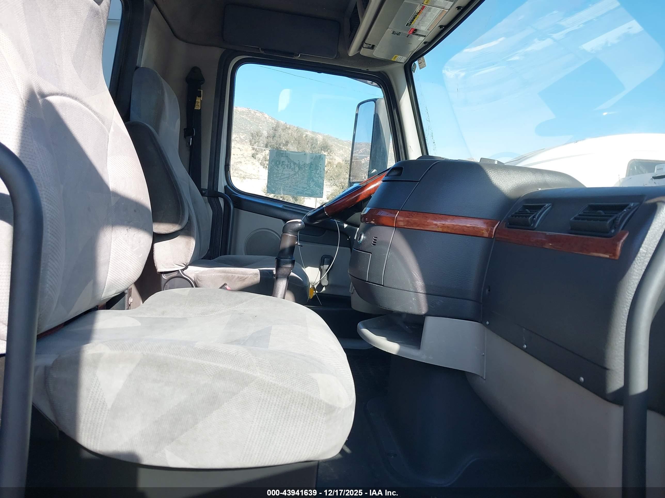 VOLVO VN image 8