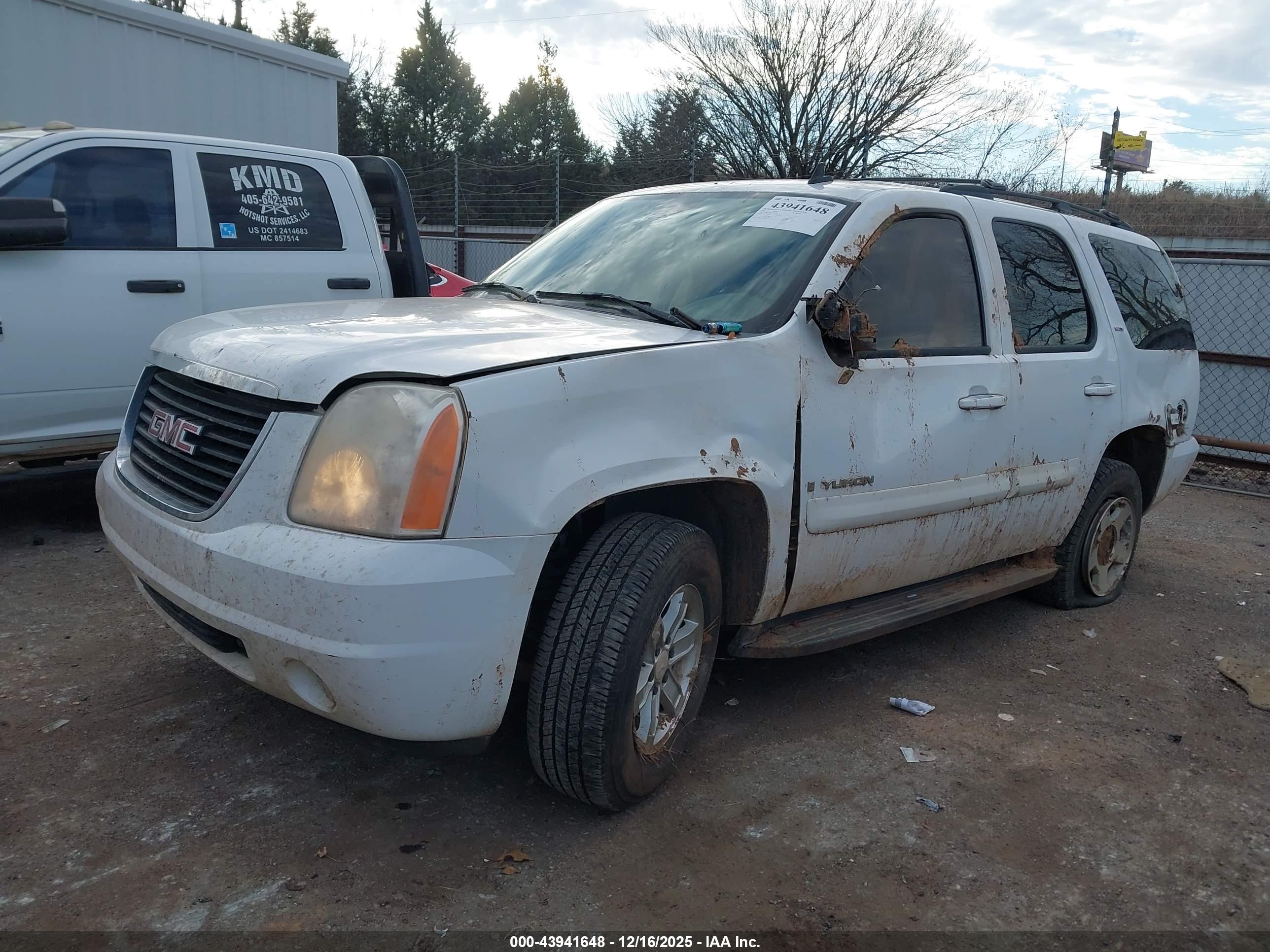 GMC YUKON image 2