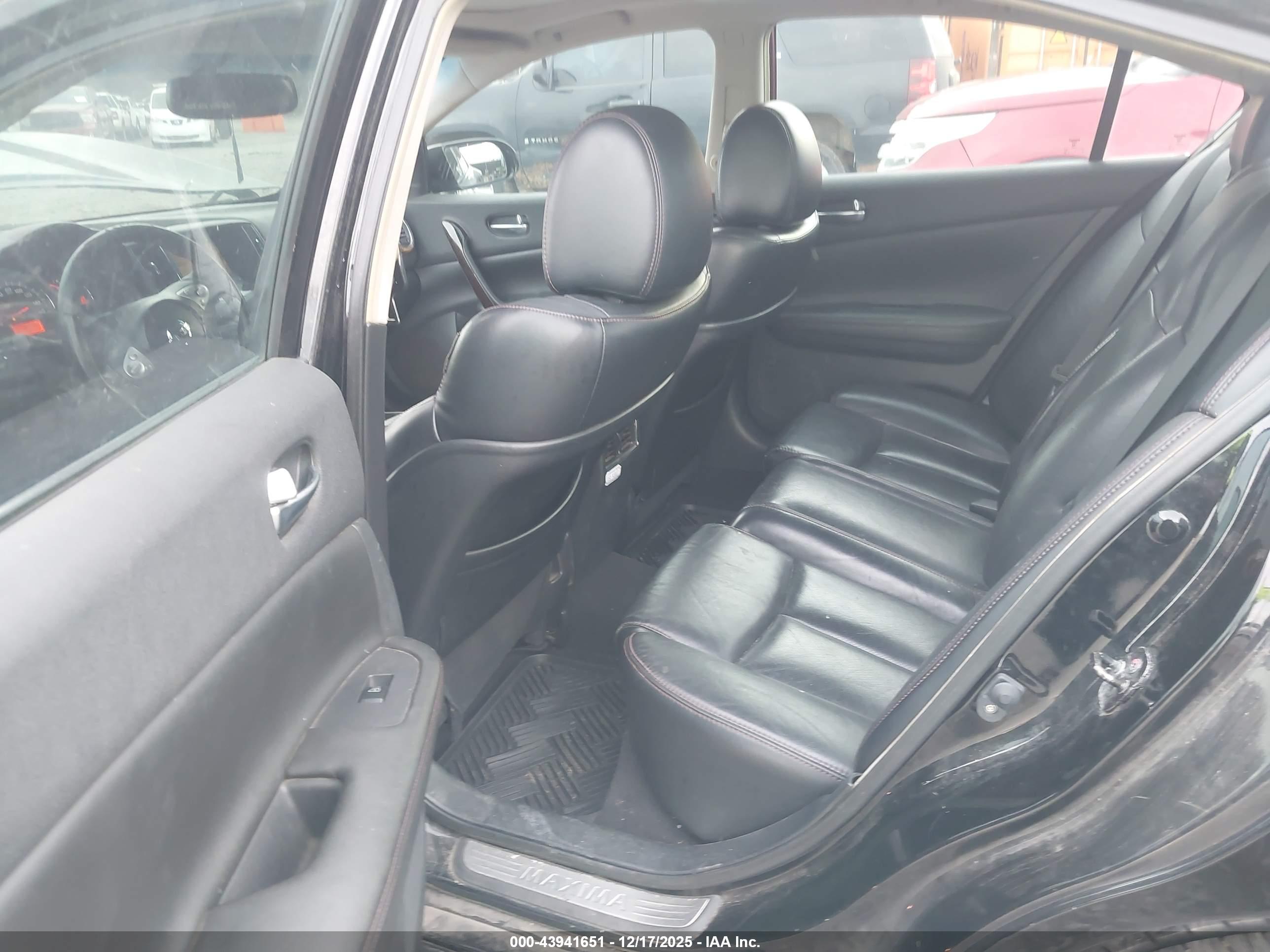 NISSAN MAXIMA image 8