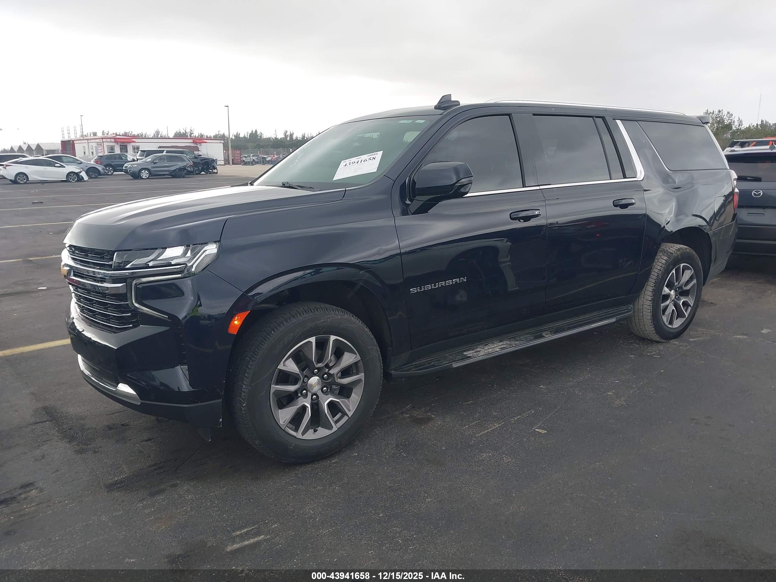 CHEVROLET SUBURBAN image 2