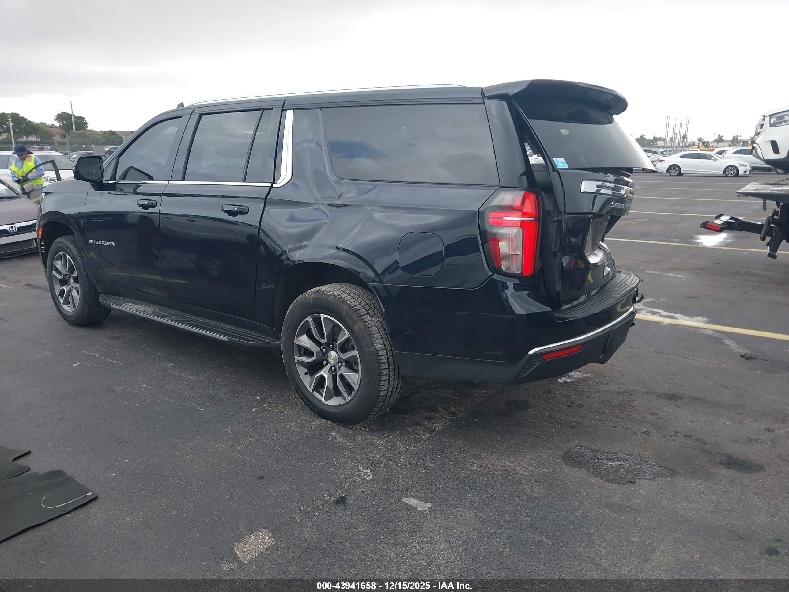 CHEVROLET SUBURBAN image 3