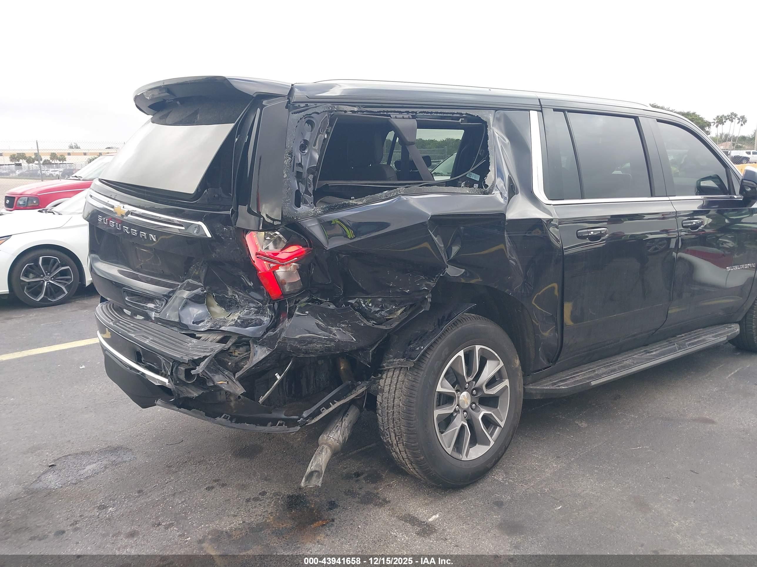 CHEVROLET SUBURBAN image 6