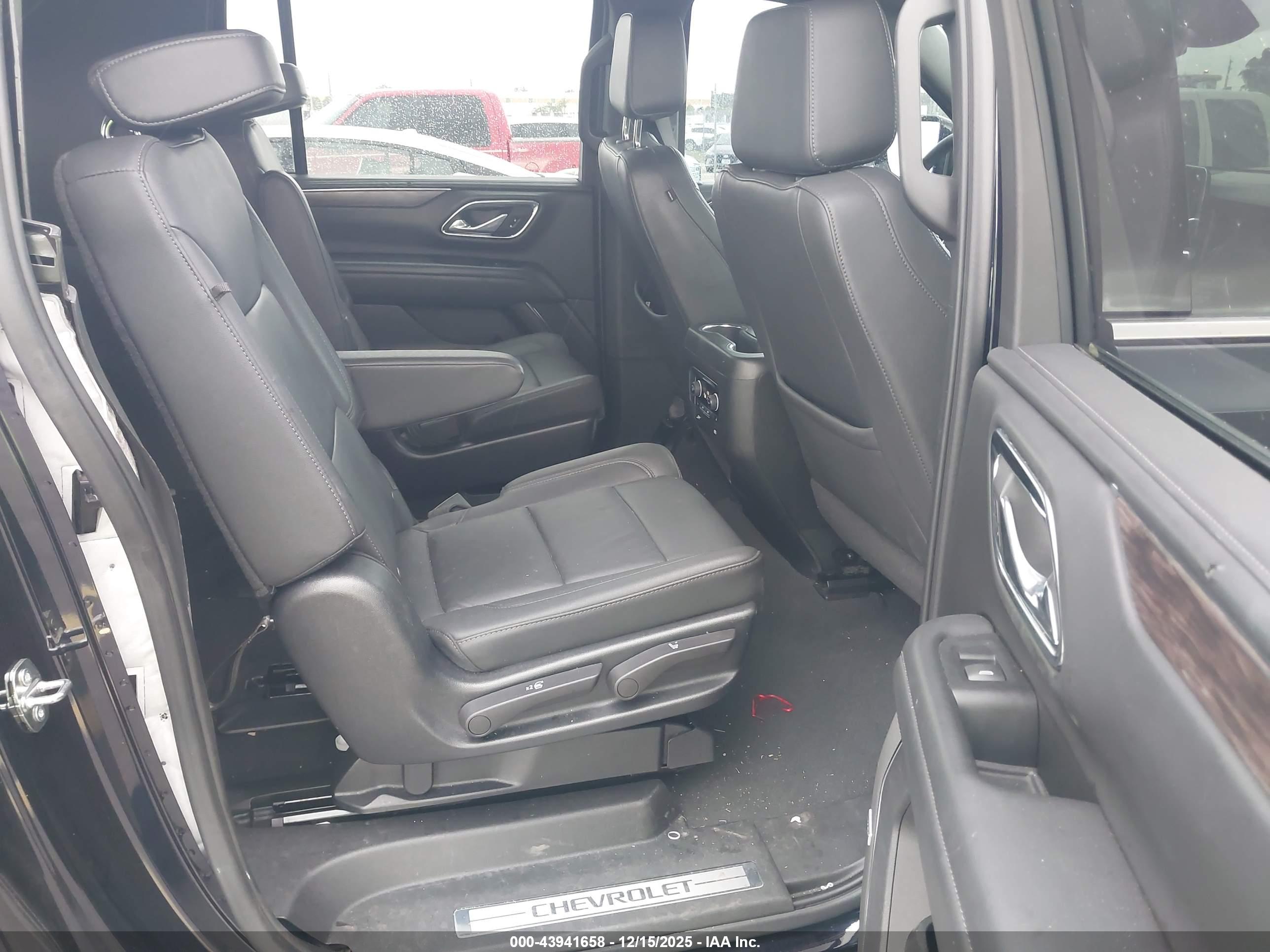 CHEVROLET SUBURBAN image 8