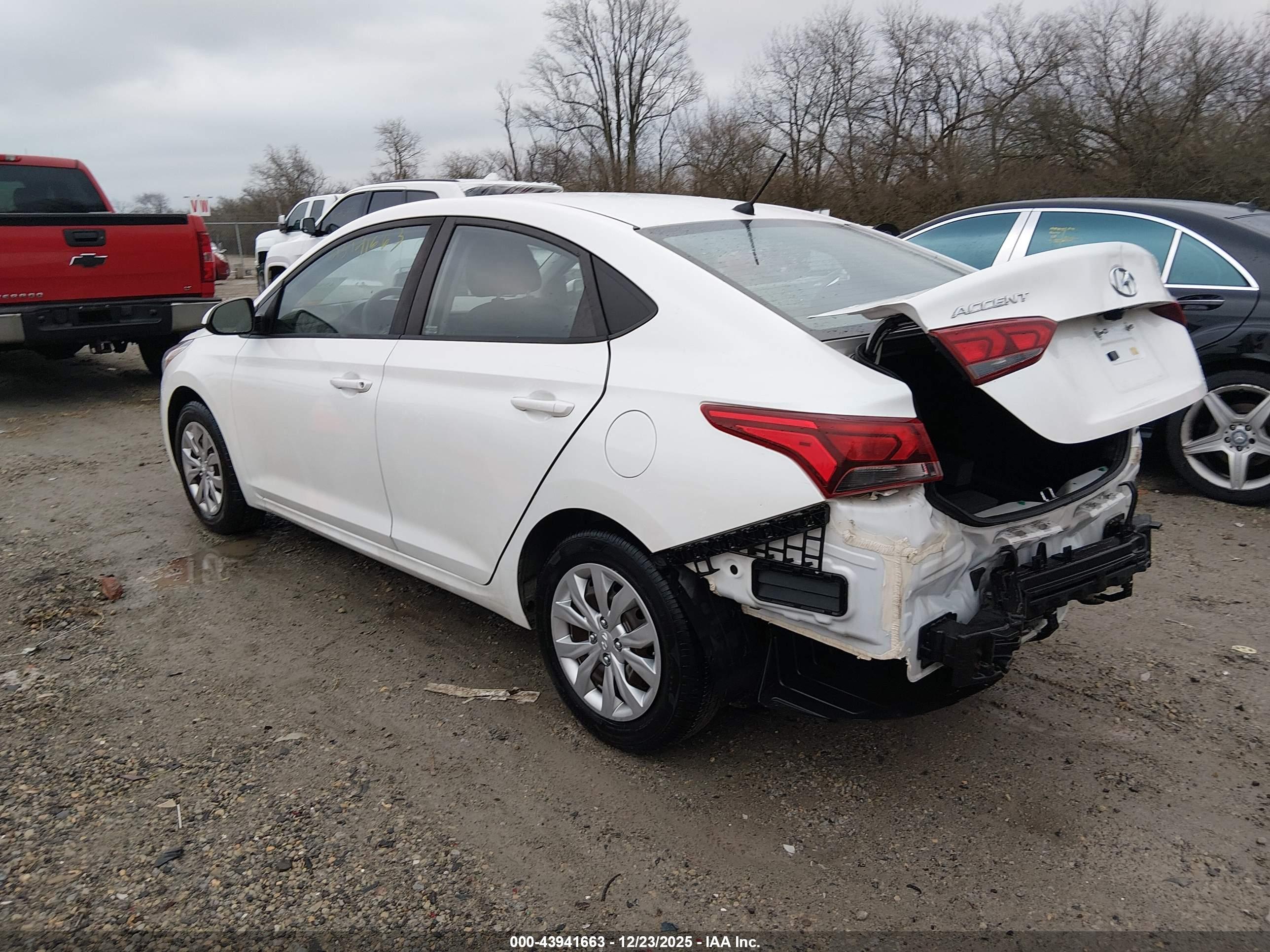 HYUNDAI ACCENT image 3