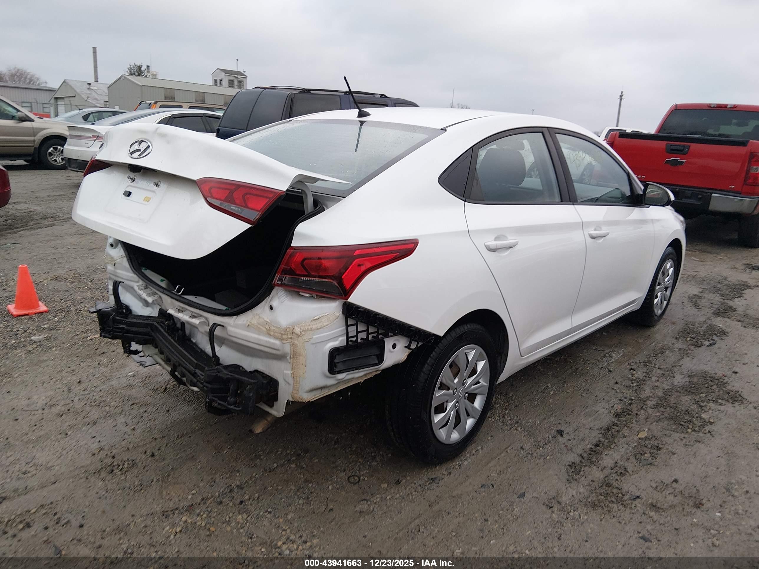 HYUNDAI ACCENT image 4