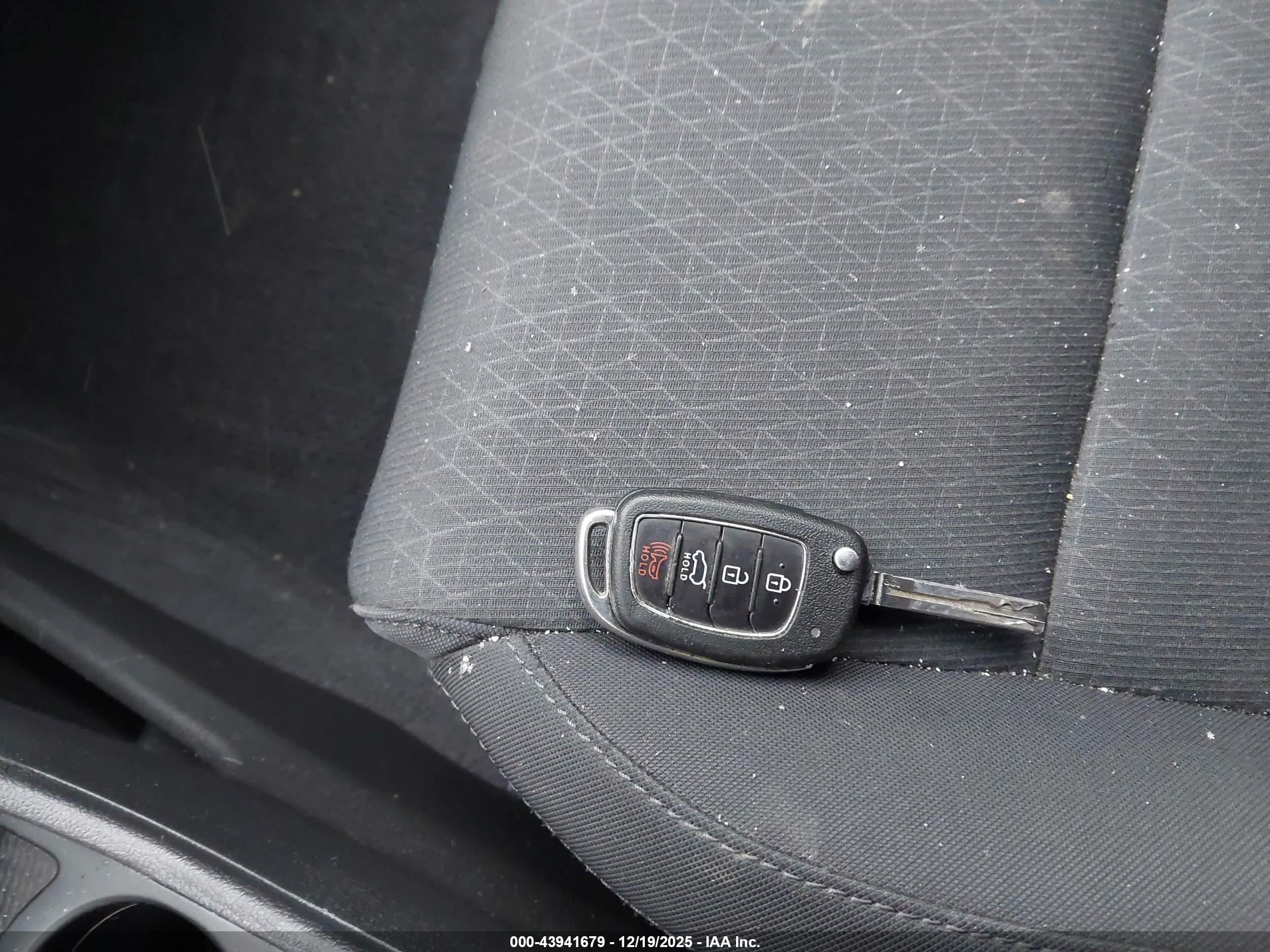 HYUNDAI TUCSON image 11