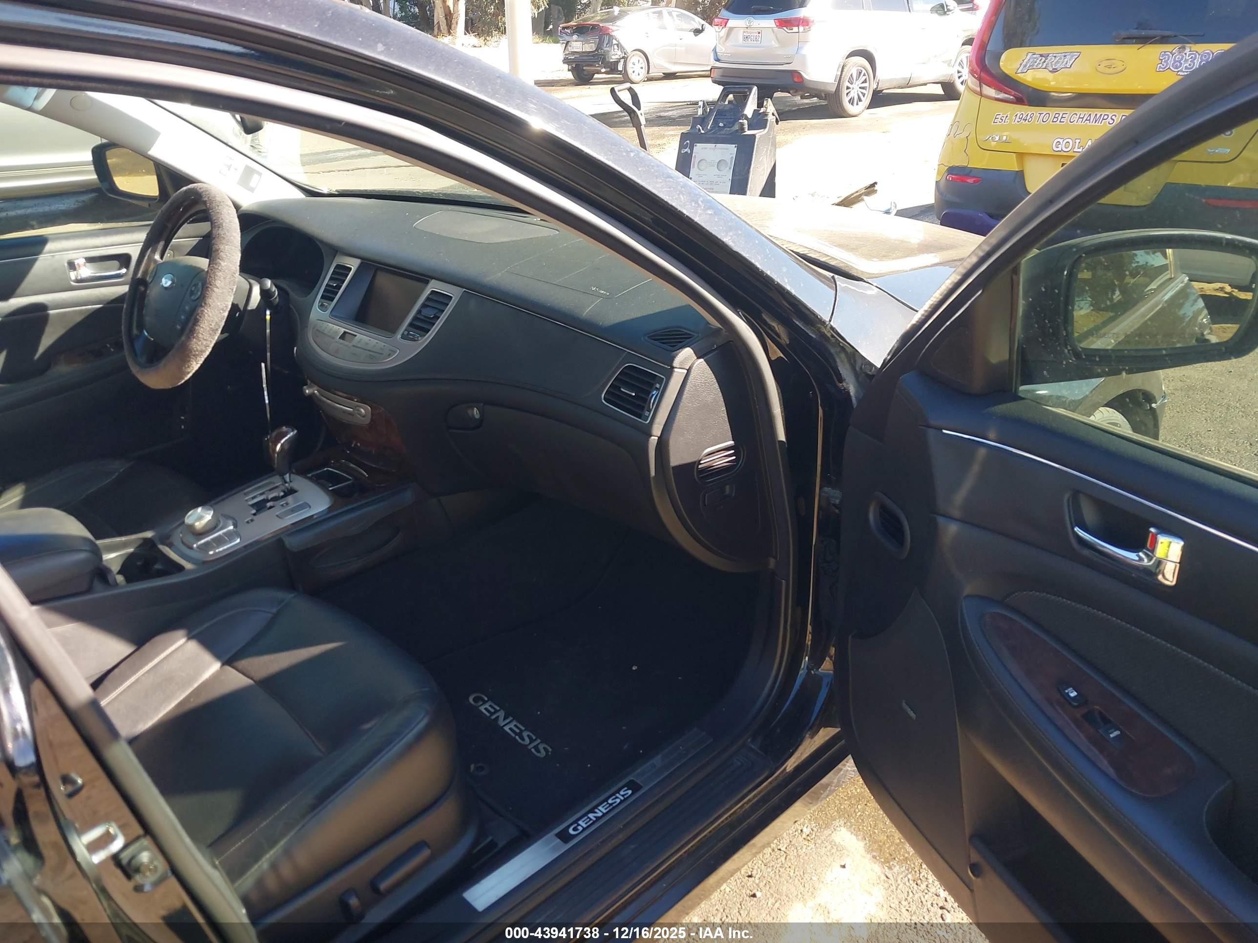 HYUNDAI GENESIS image 5