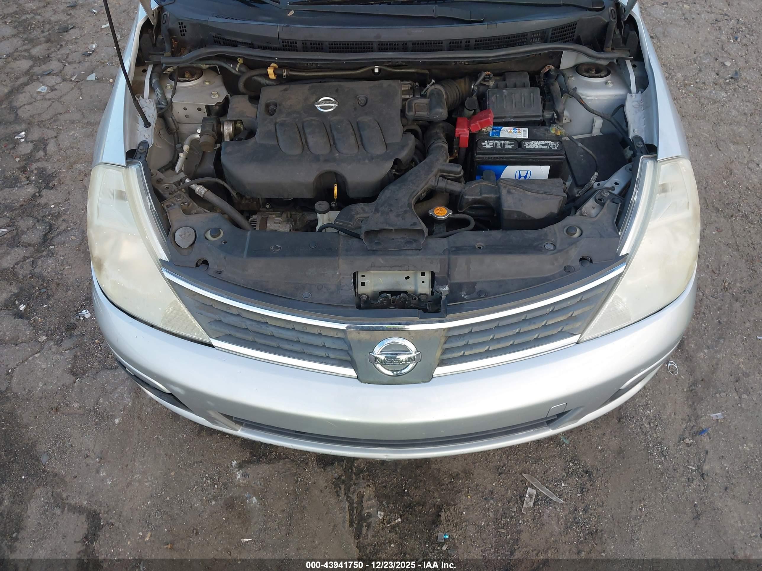 NISSAN VERSA image 10