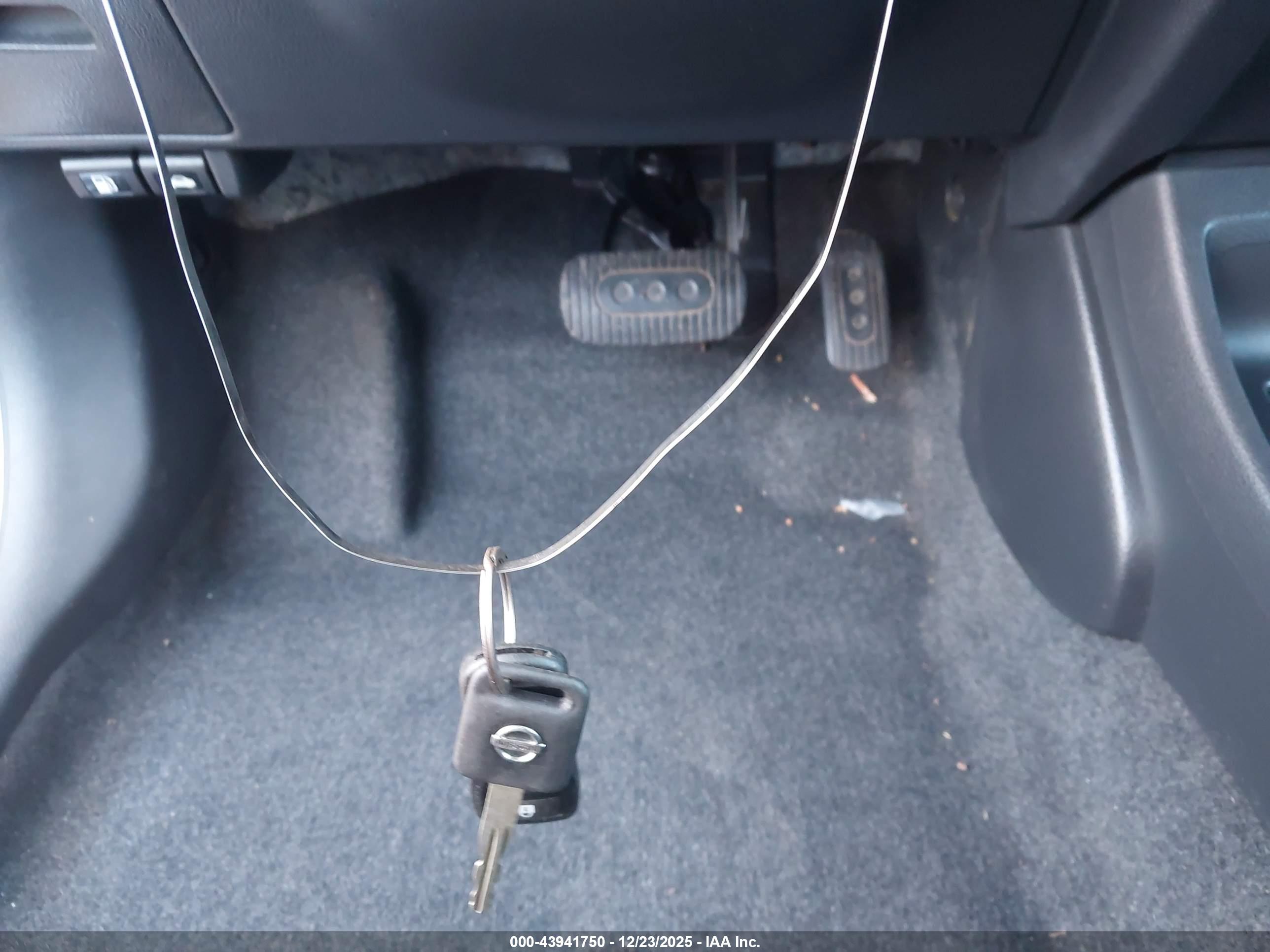 NISSAN VERSA image 11