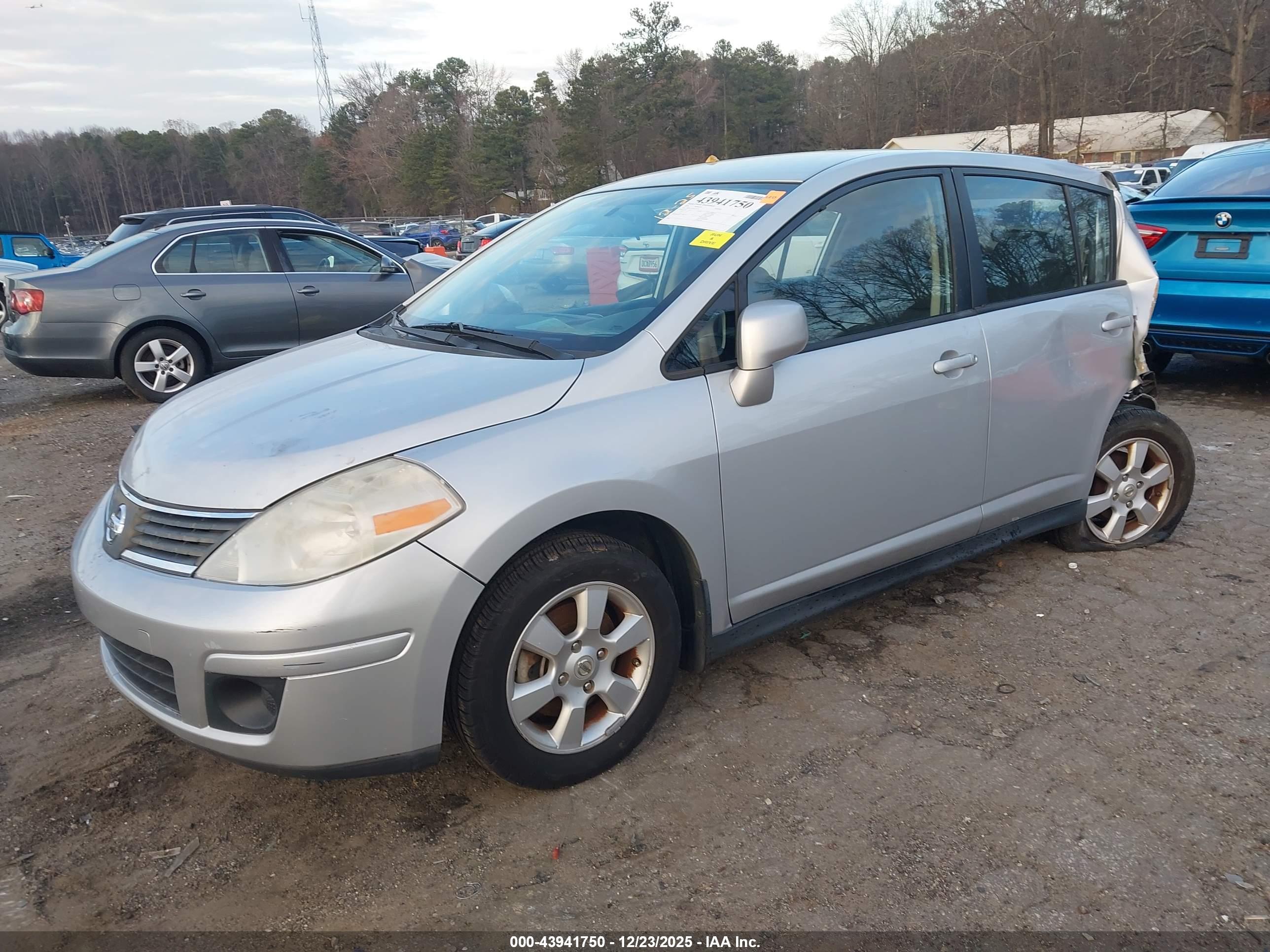 NISSAN VERSA image 2