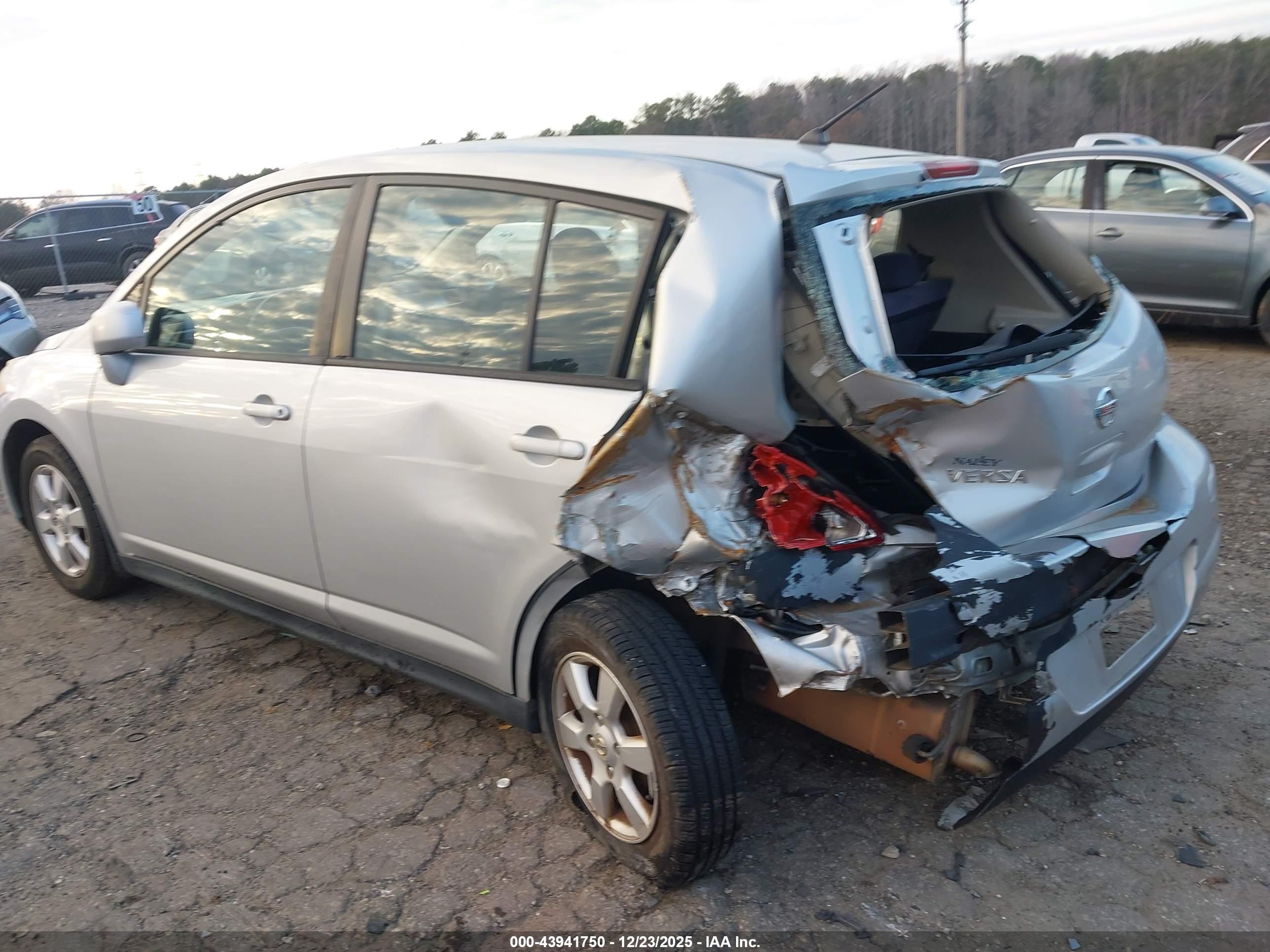 NISSAN VERSA image 3
