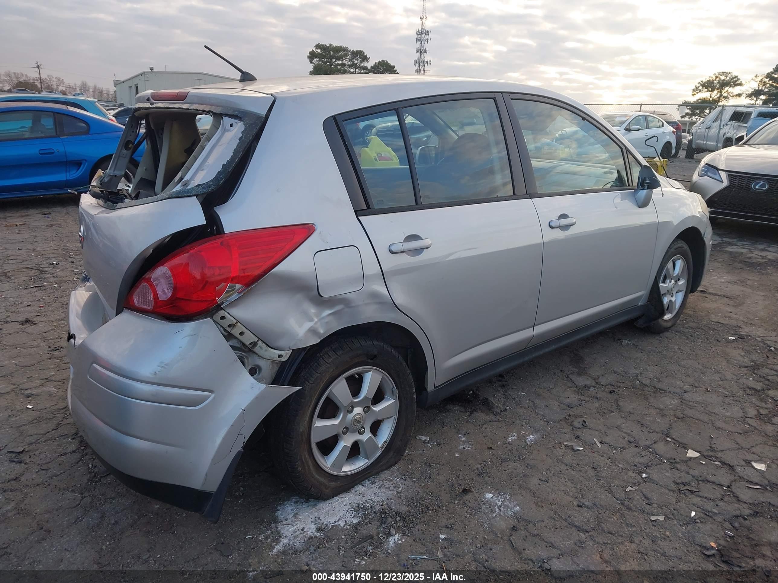 NISSAN VERSA image 4