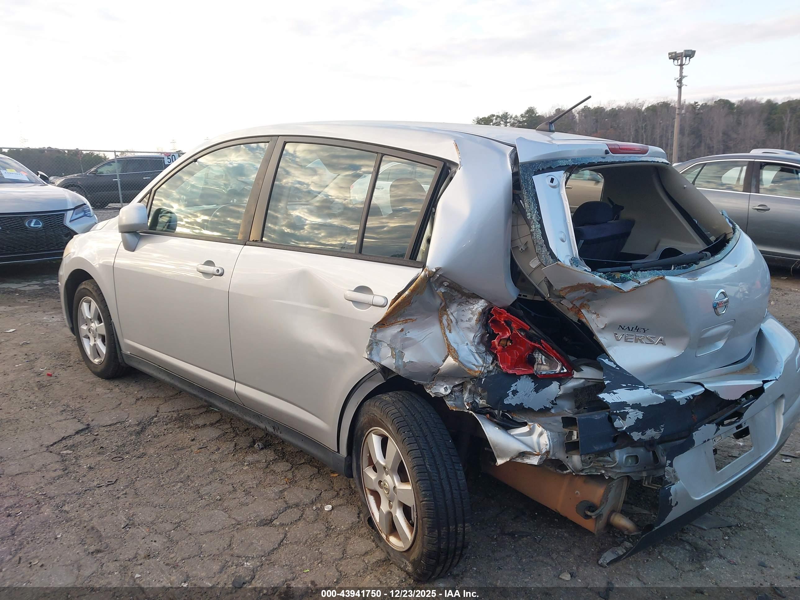 NISSAN VERSA image 6