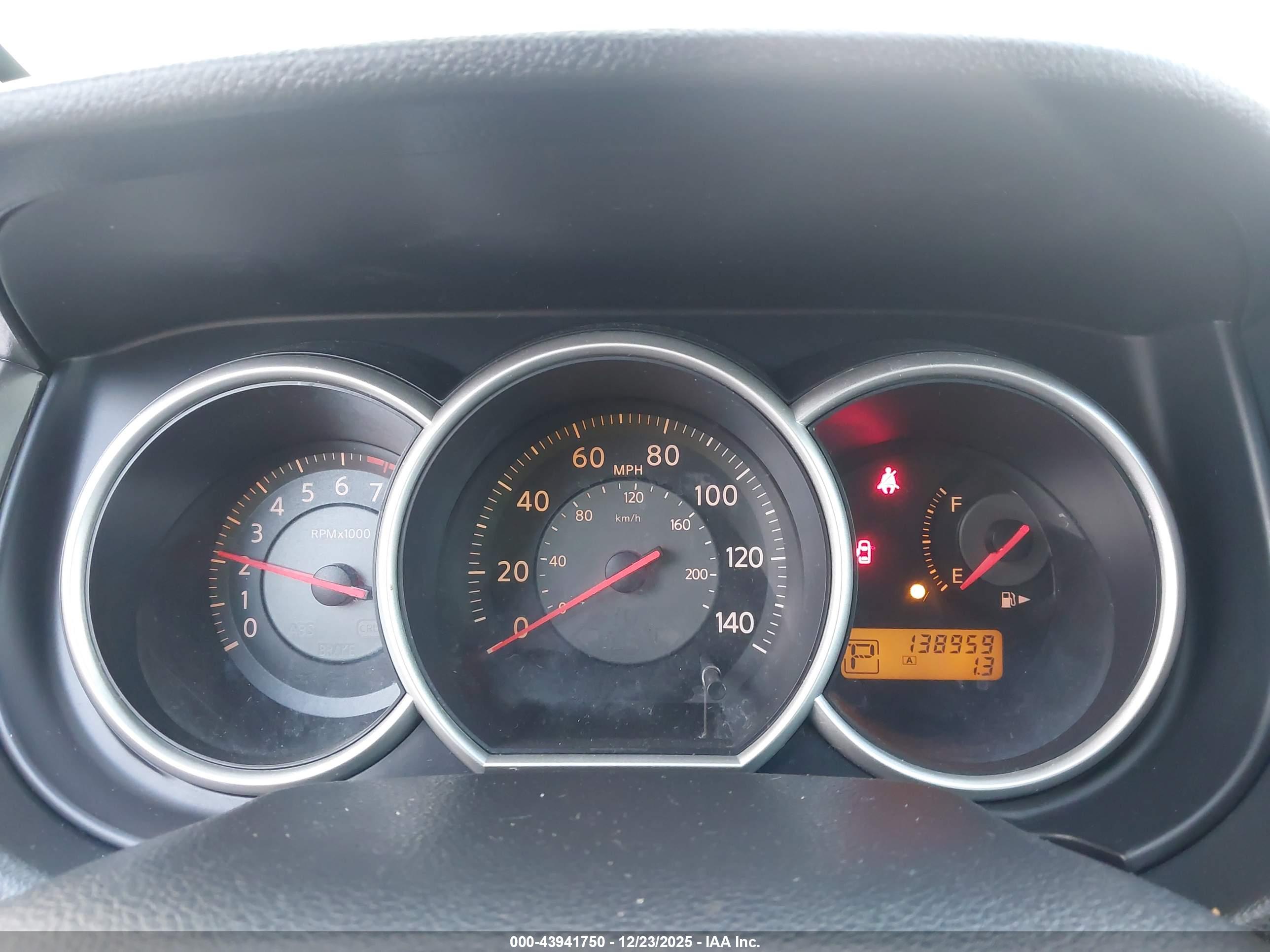 NISSAN VERSA image 7