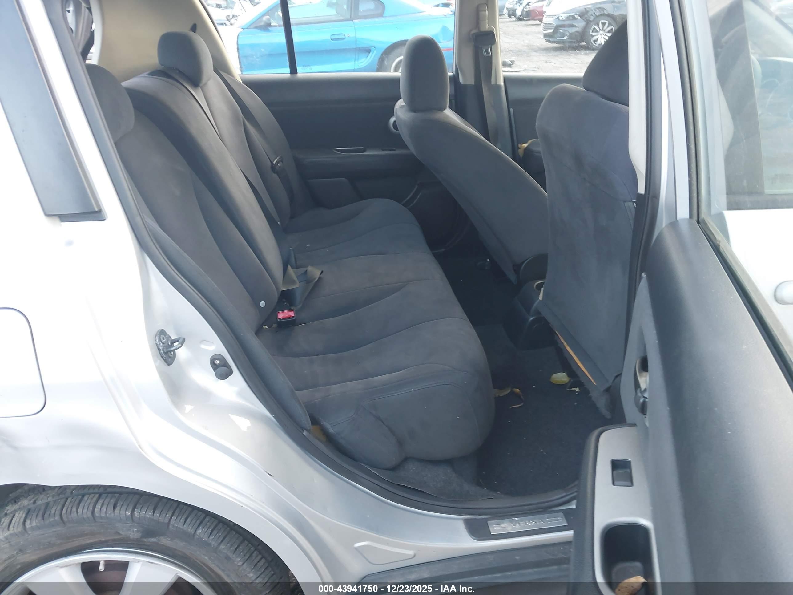NISSAN VERSA image 8