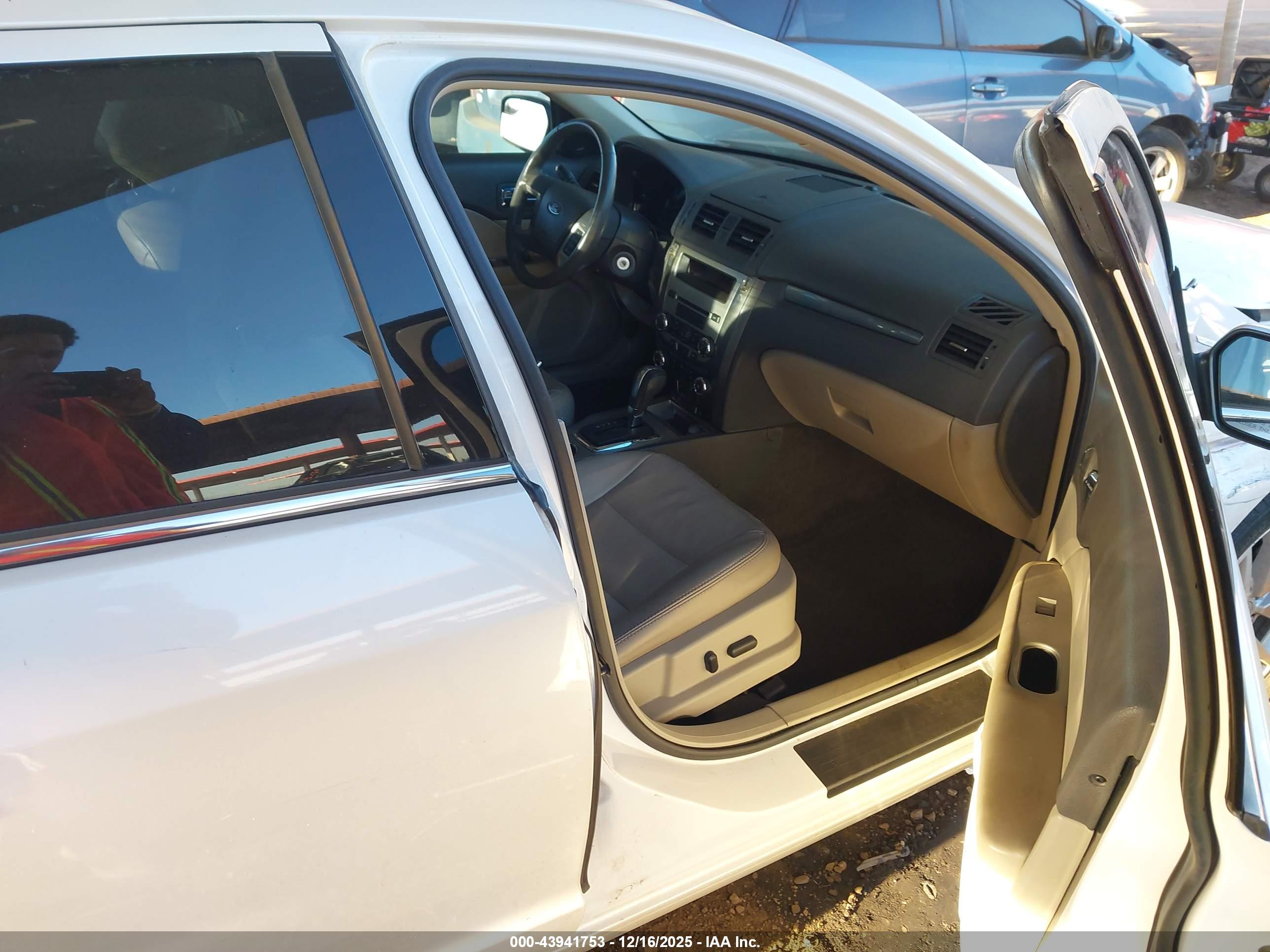 FORD FUSION image 5