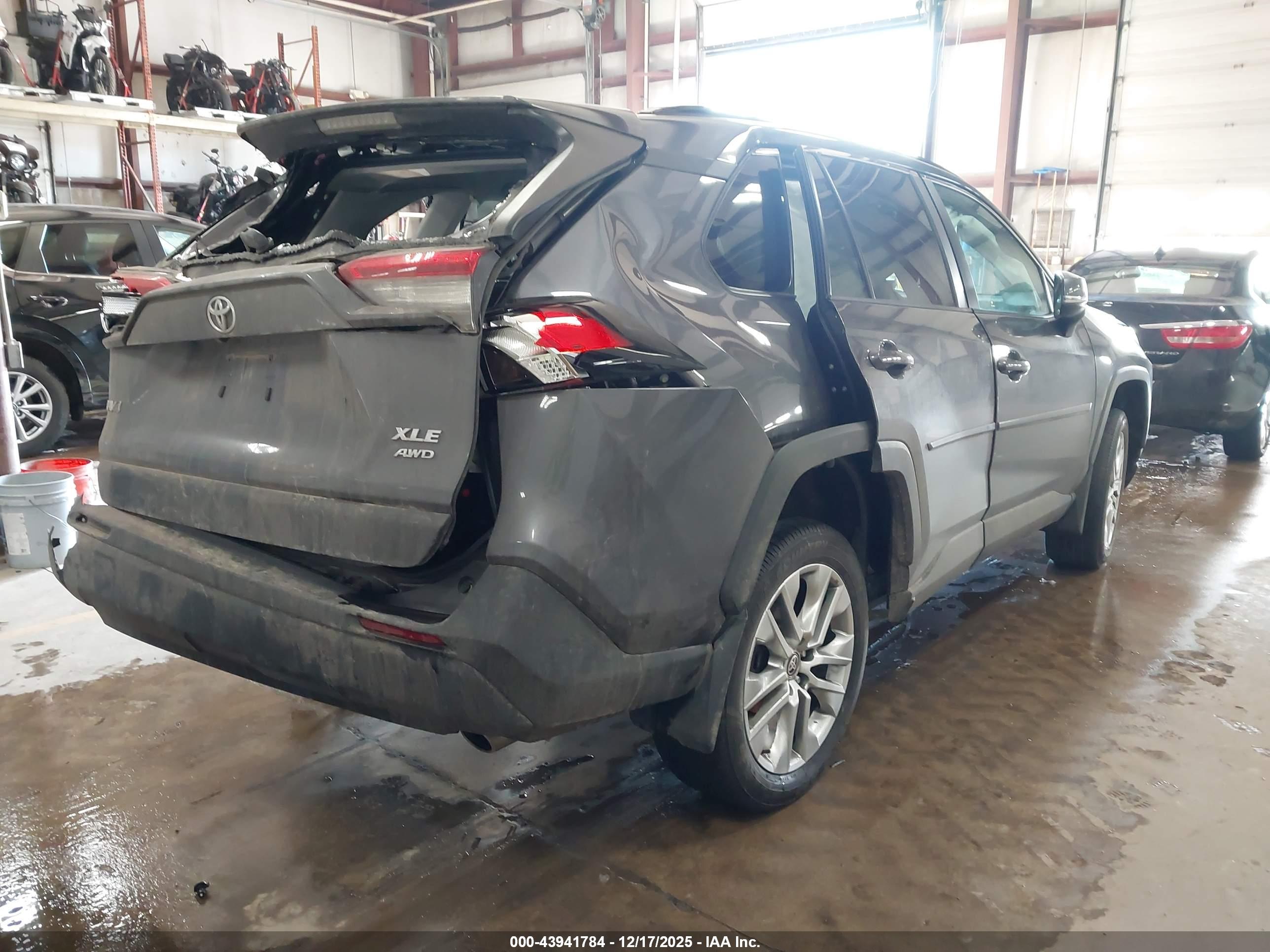 TOYOTA RAV4 image 4