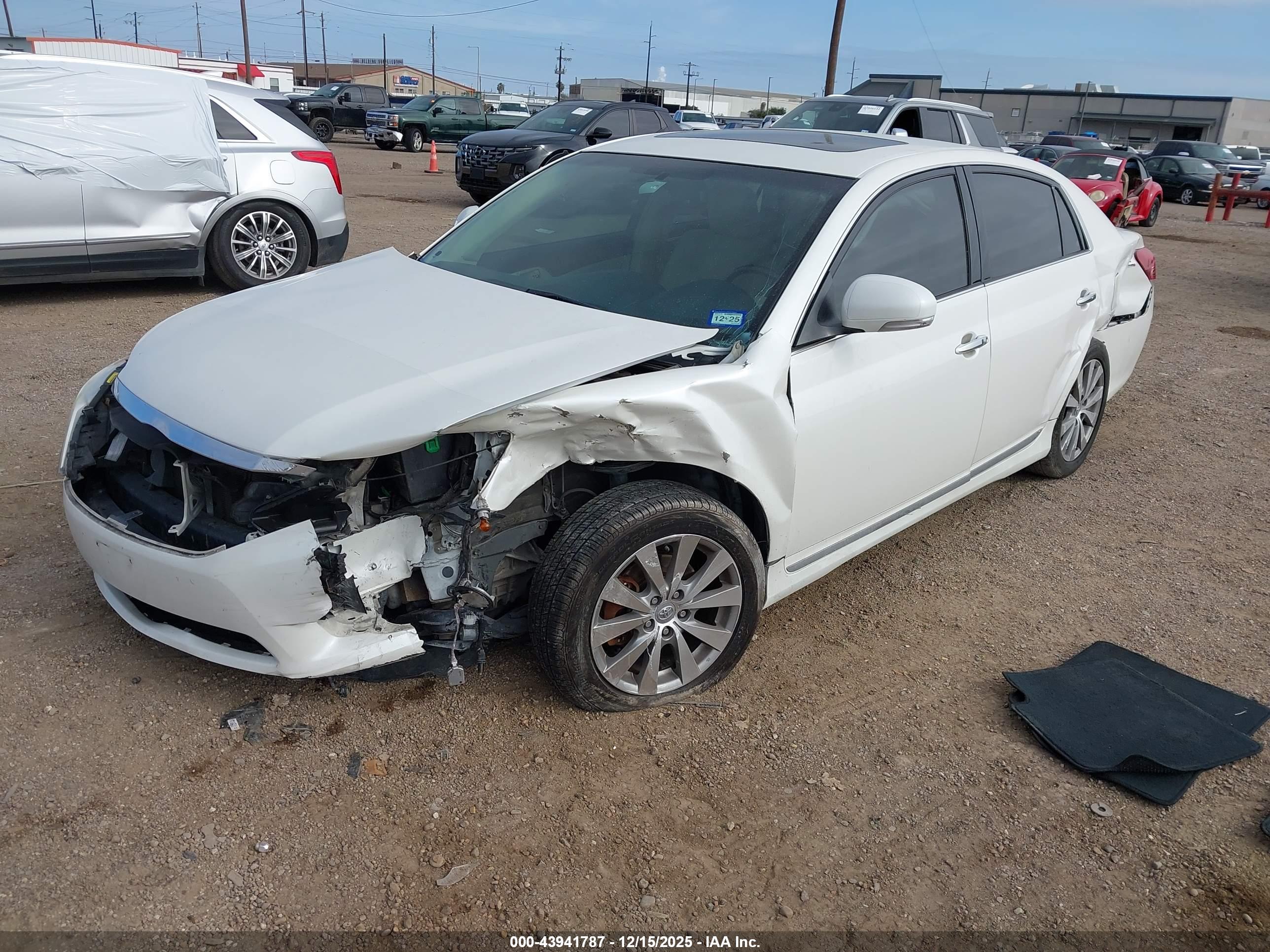 TOYOTA AVALON image 2