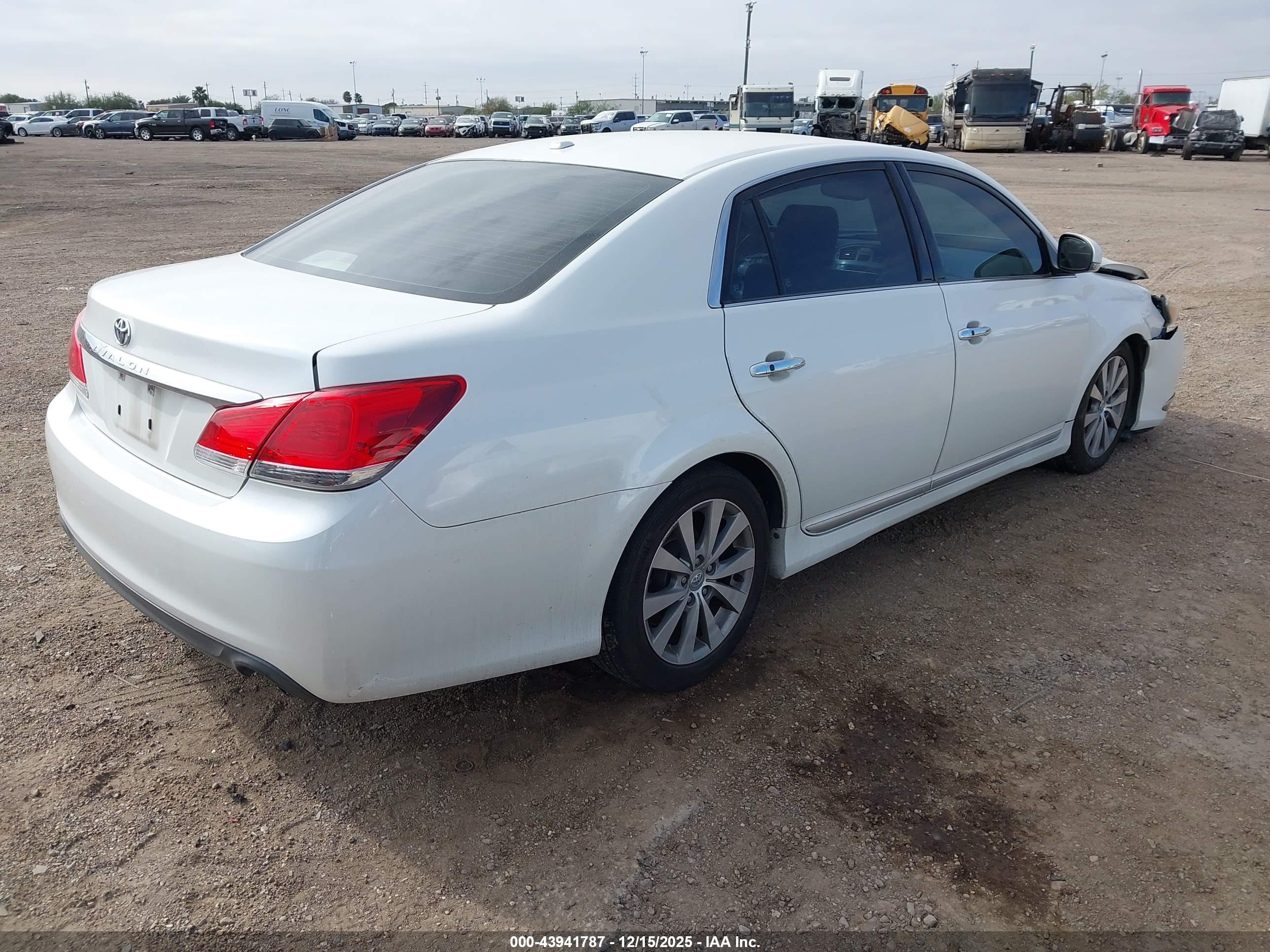TOYOTA AVALON image 4