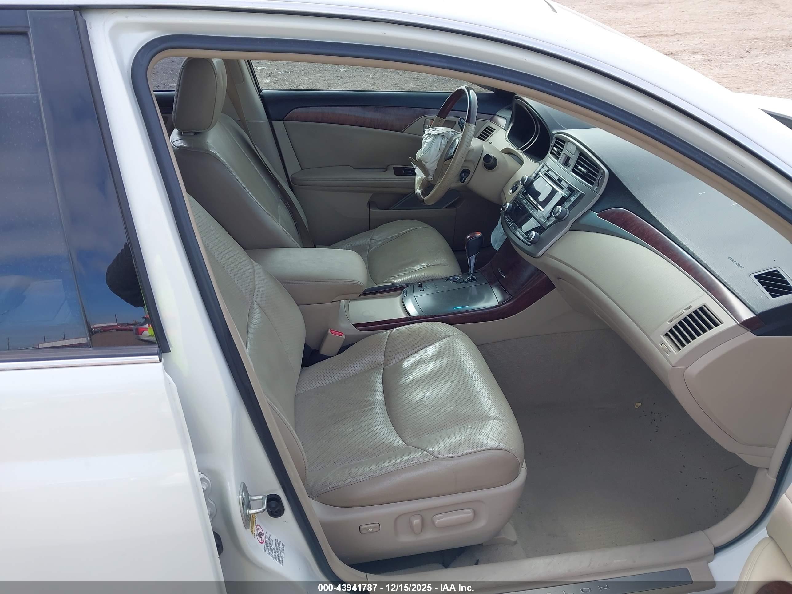 TOYOTA AVALON image 5