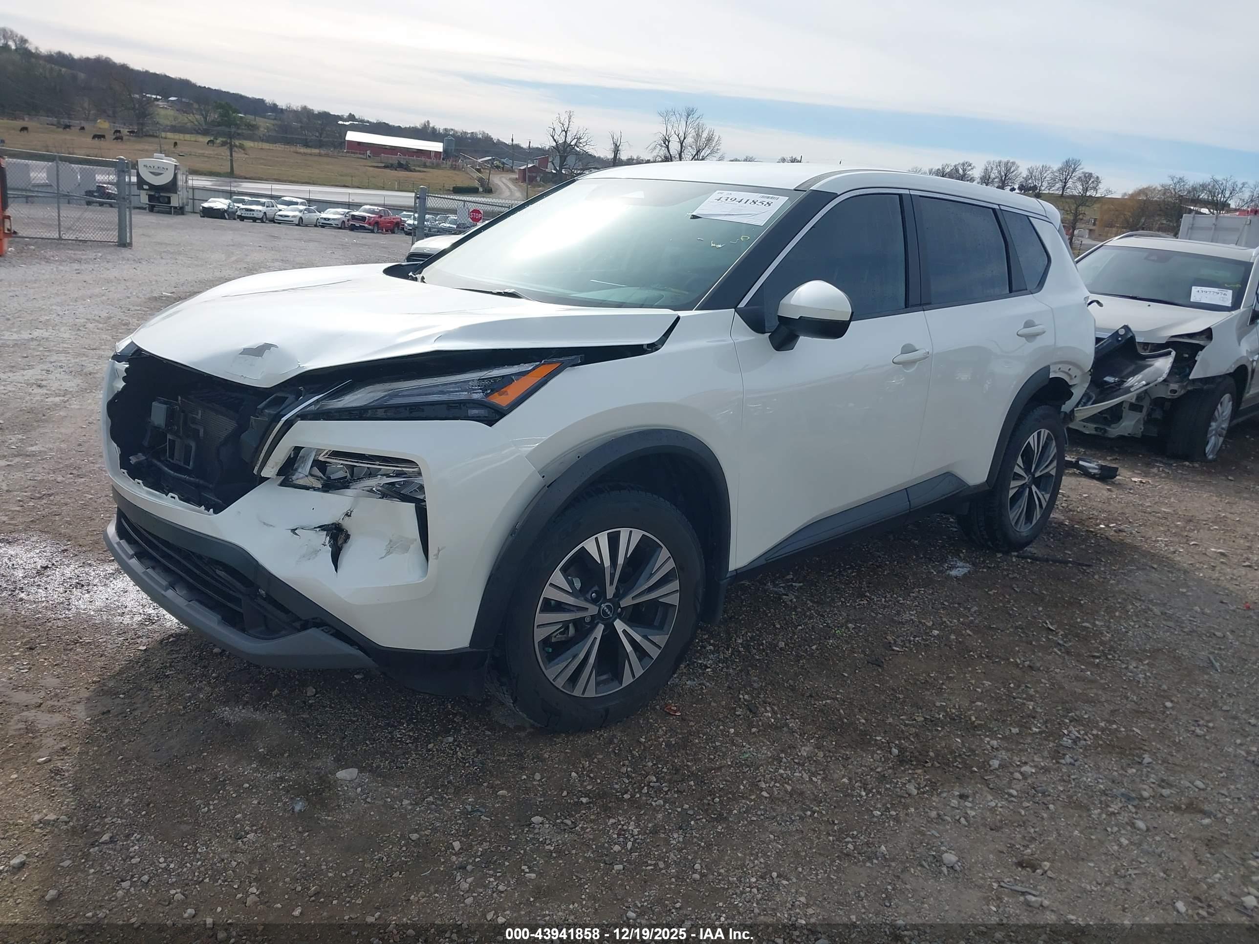 NISSAN ROGUE image 2
