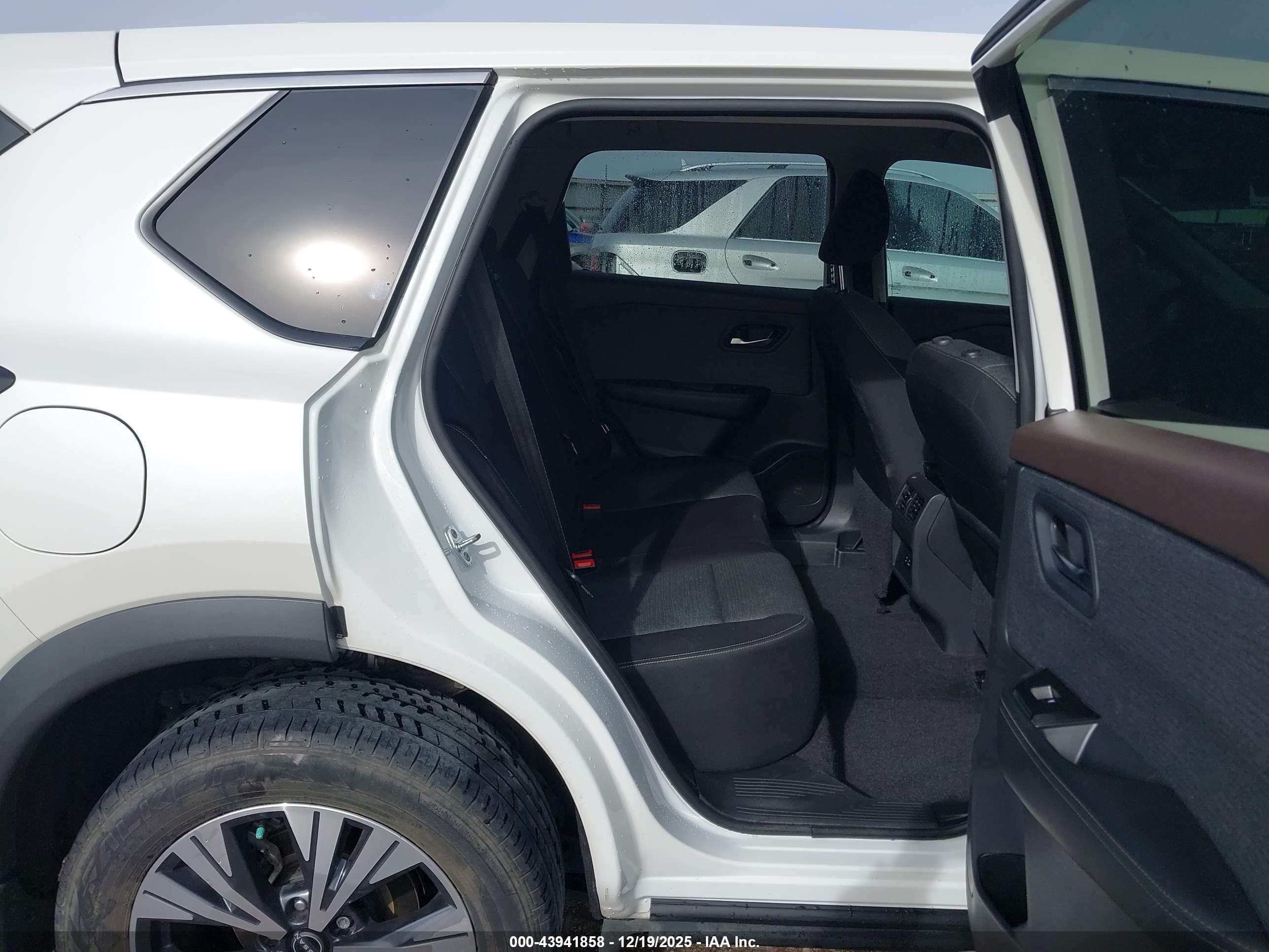 NISSAN ROGUE image 8