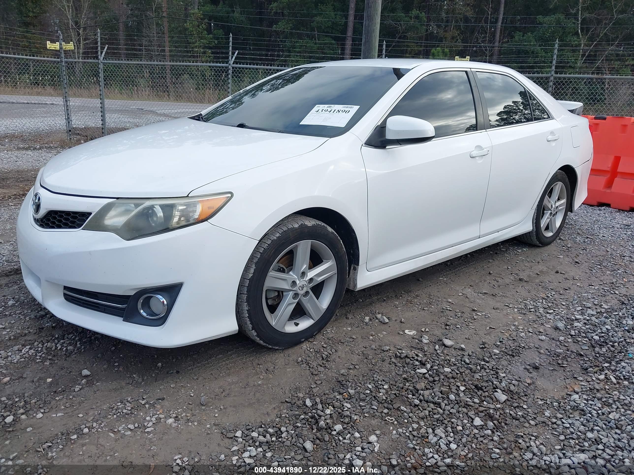 TOYOTA CAMRY image 2