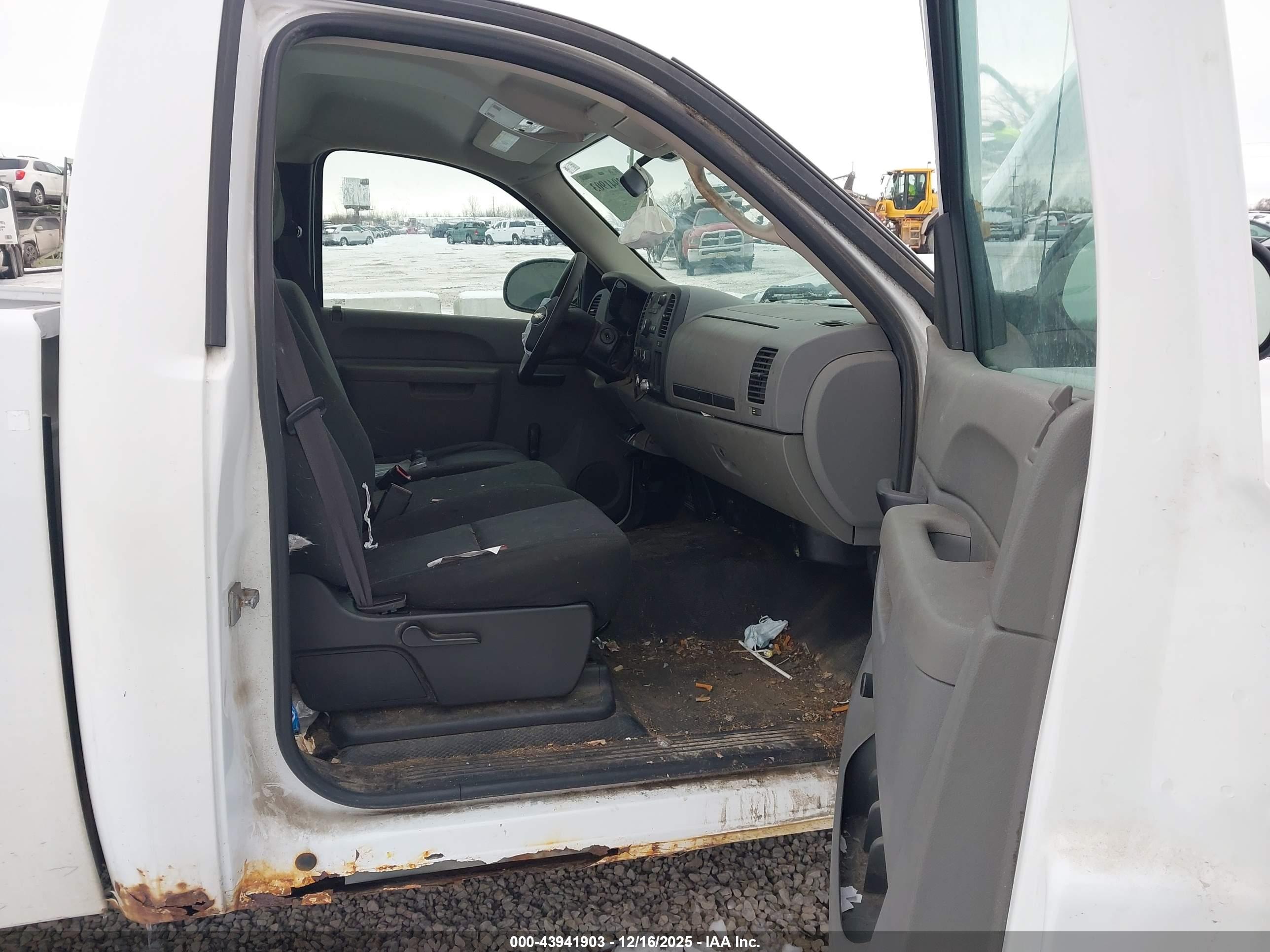 CHEVROLET SILVERADO image 5