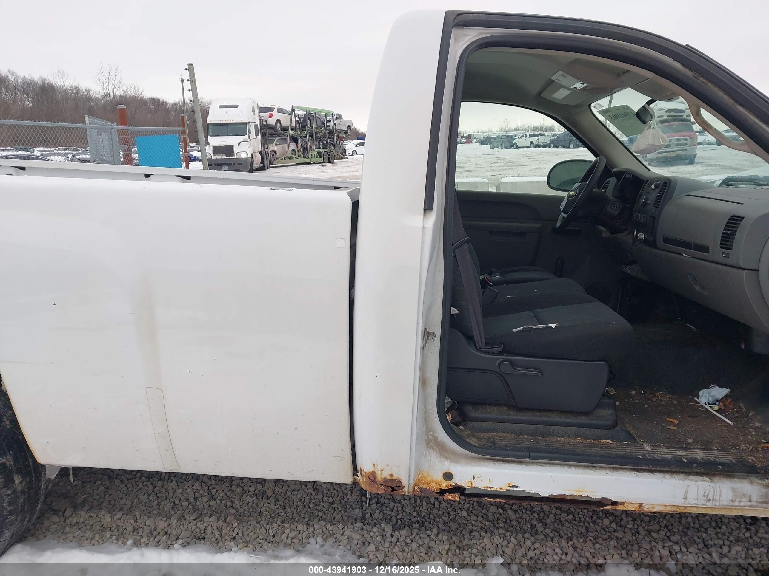 CHEVROLET SILVERADO image 8