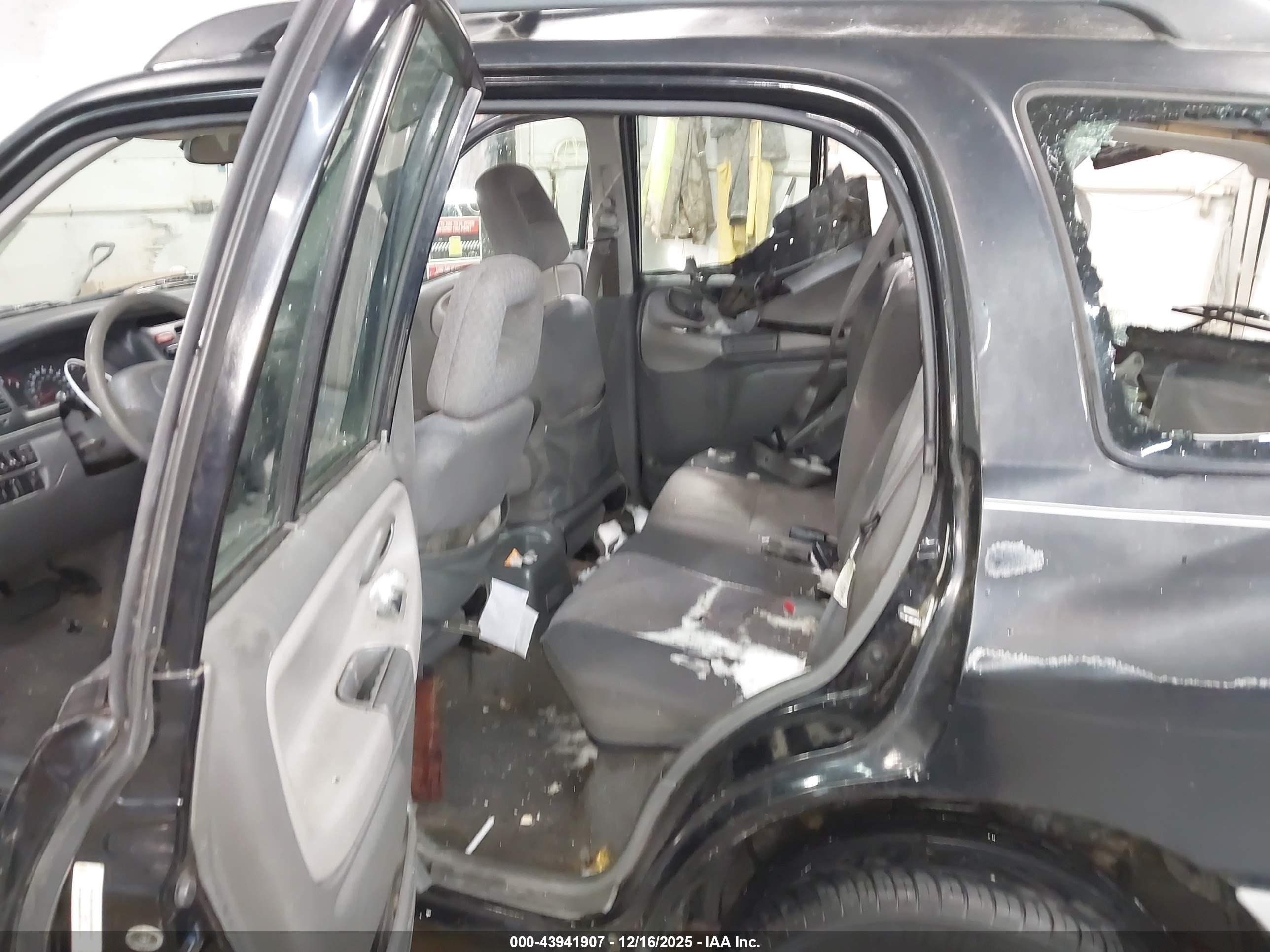 CHEVROLET TRACKER image 8