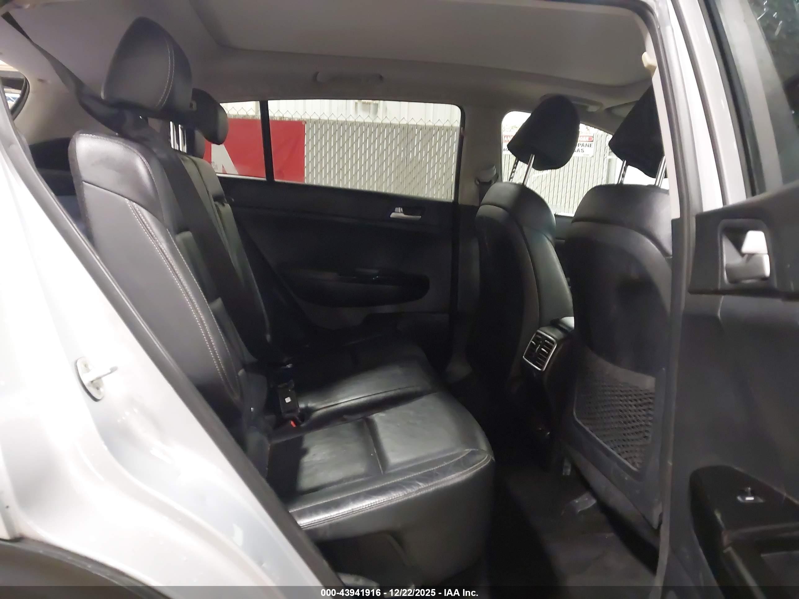 KIA SPORTAGE image 8