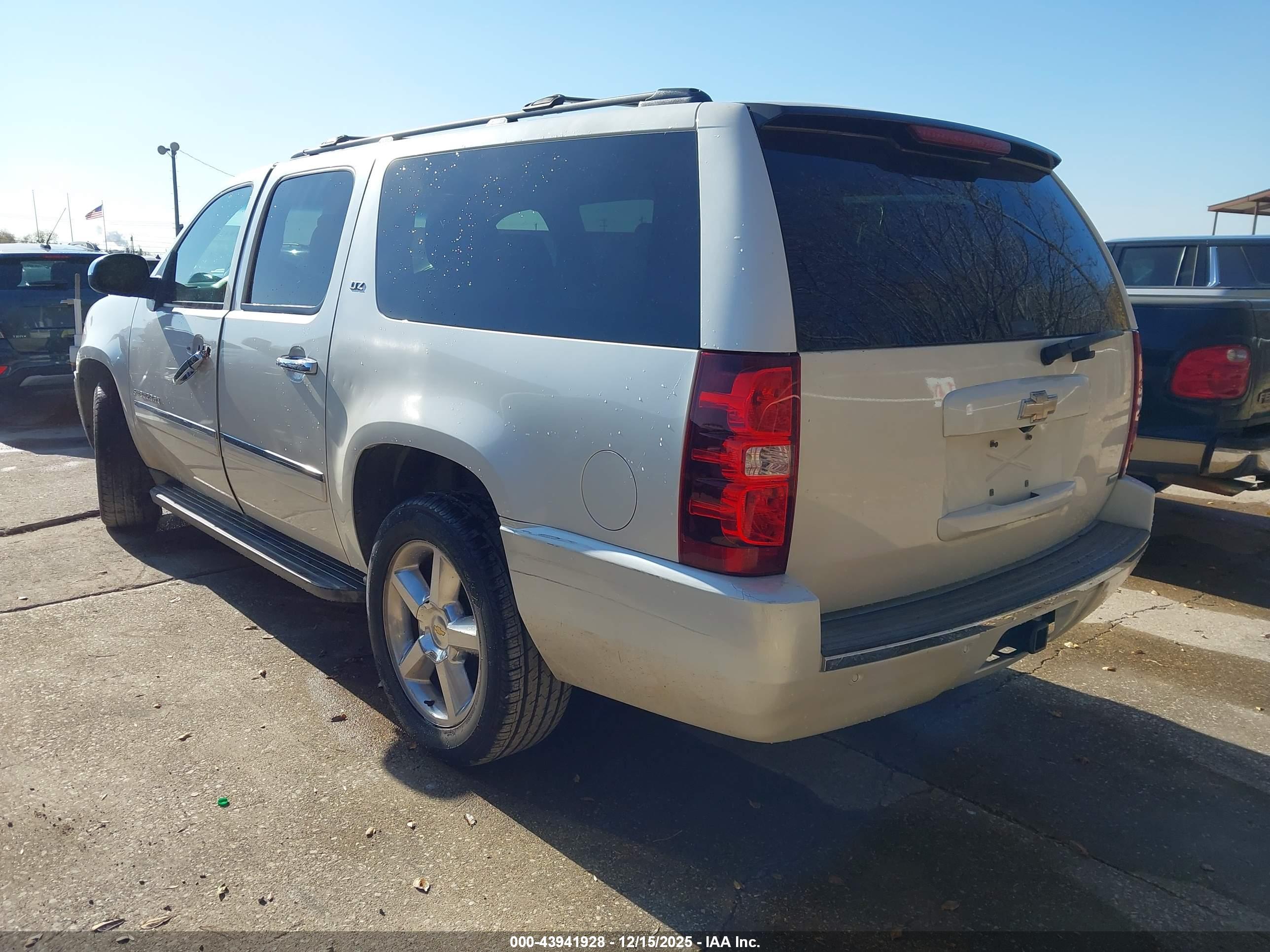 CHEVROLET SUBURBAN image 3