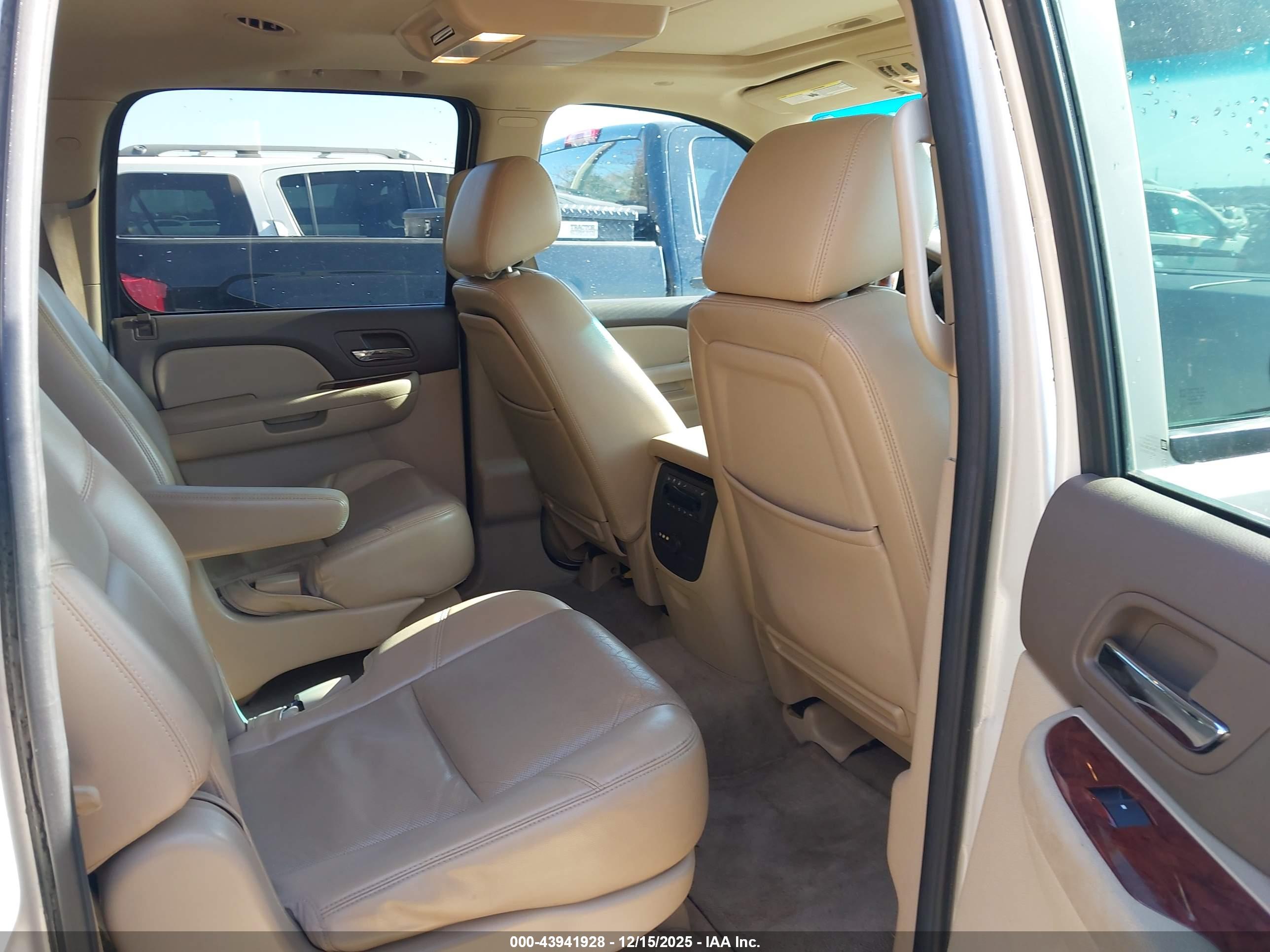 CHEVROLET SUBURBAN image 8
